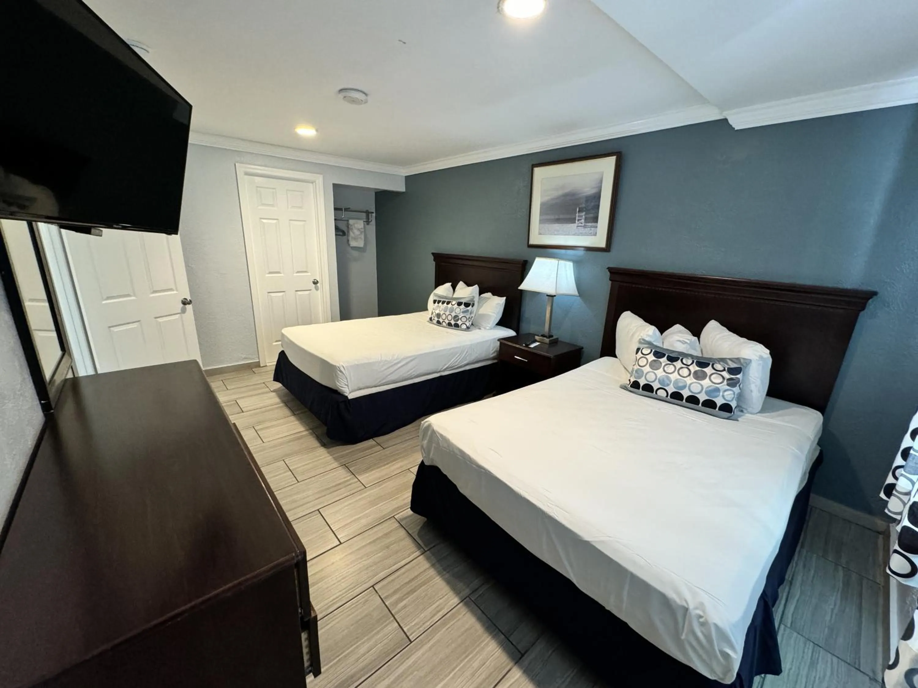 Bedroom, Bed in Sunset Beach Hotel