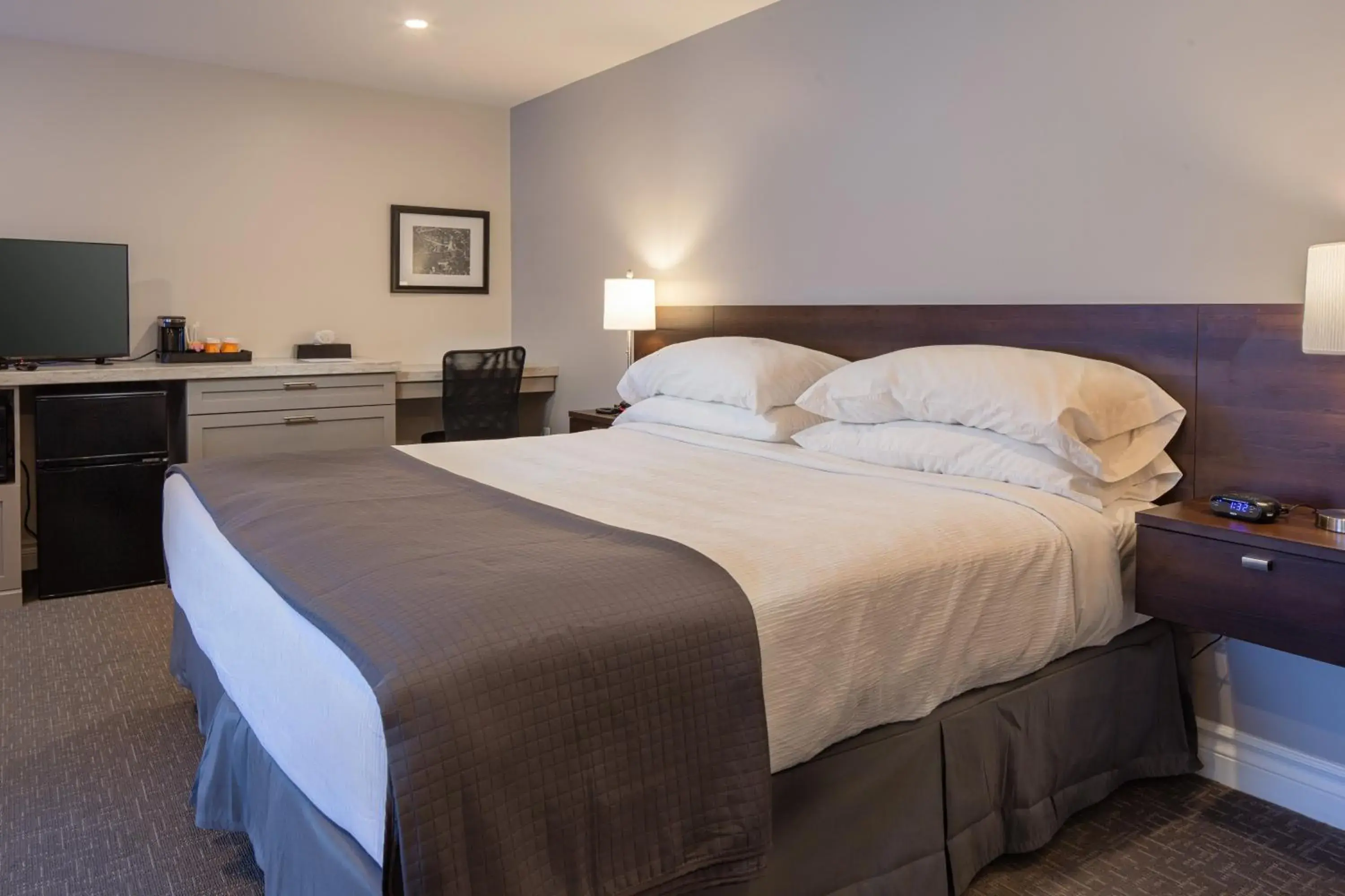 Deluxe King Room in Picton Harbour Inn Deluxe King Room in Picton Harbour Inn