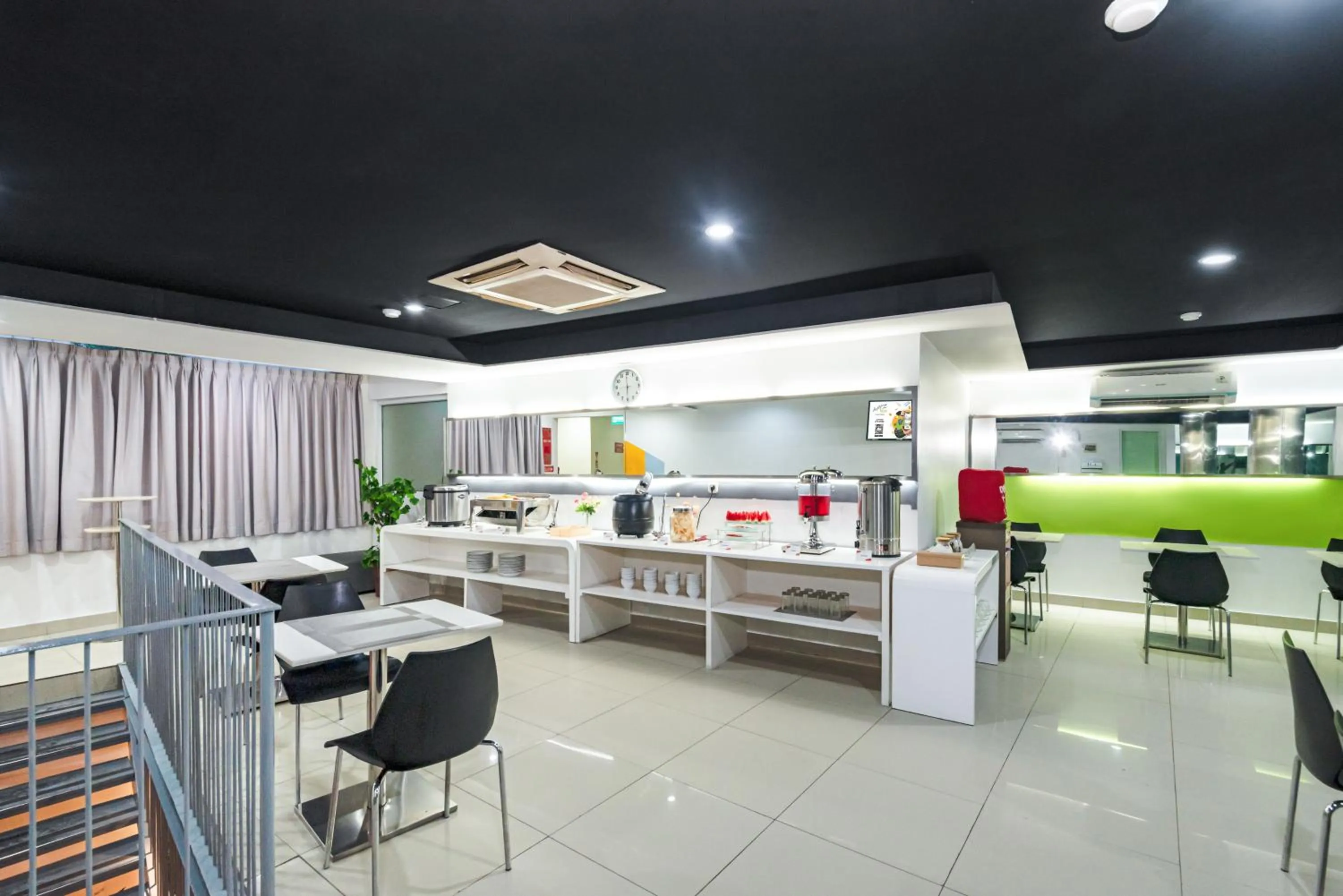 Restaurant/places to eat in Swift Inn Aeropolis Airport