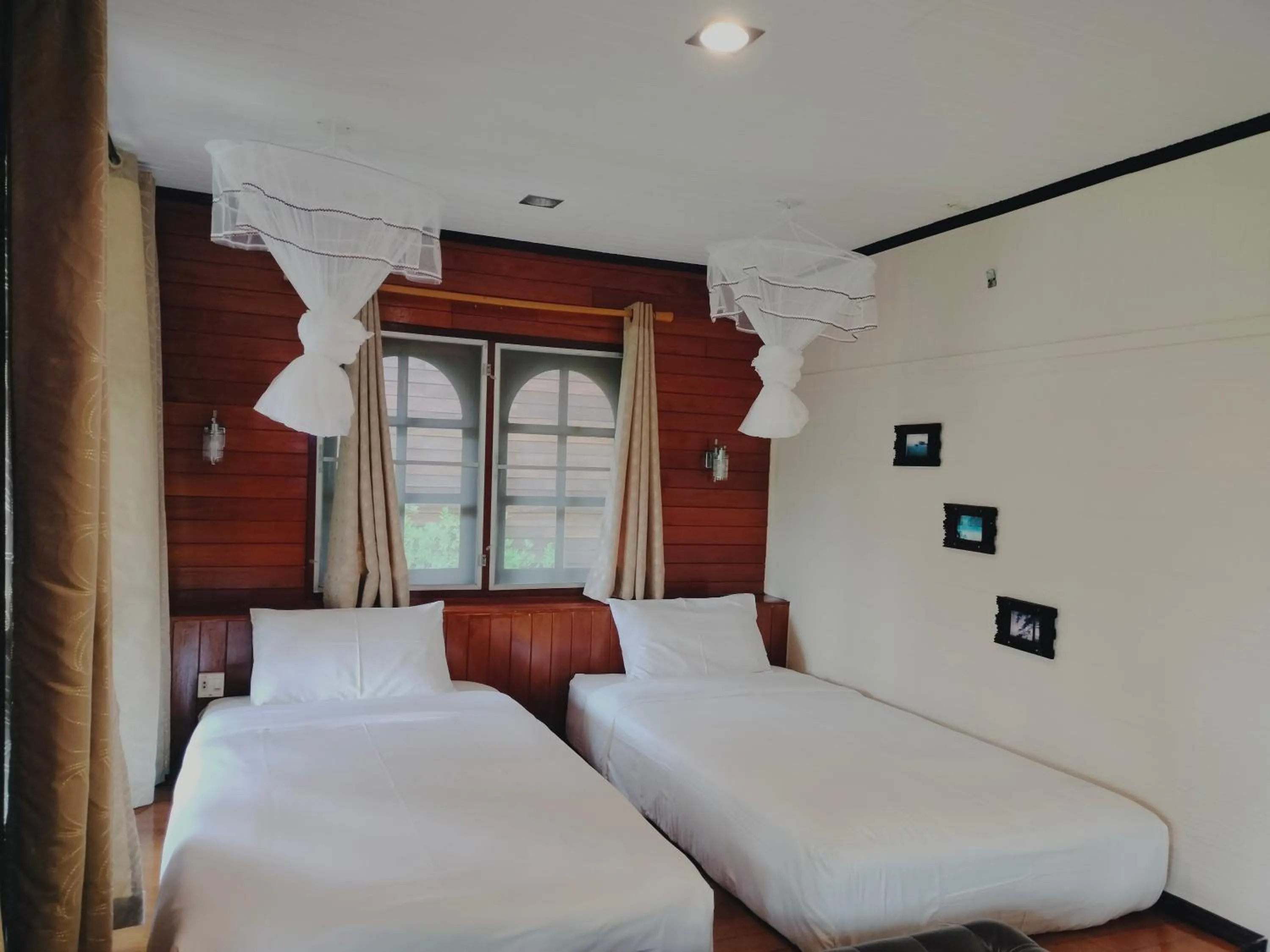 Photo of the whole room, Bed in Suntisook Resort