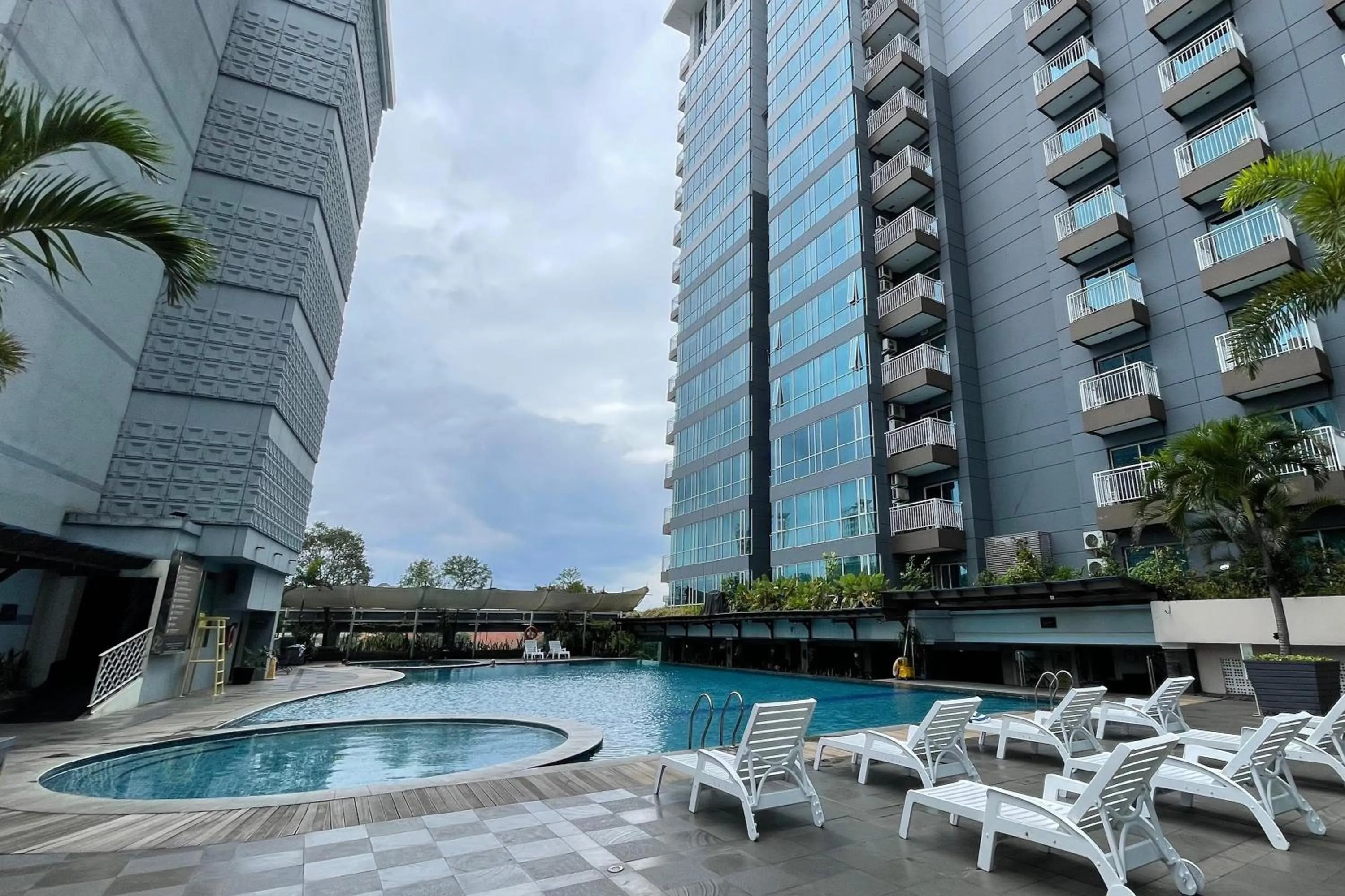 Swimming pool in eL ROYALE by Farizi Rooms