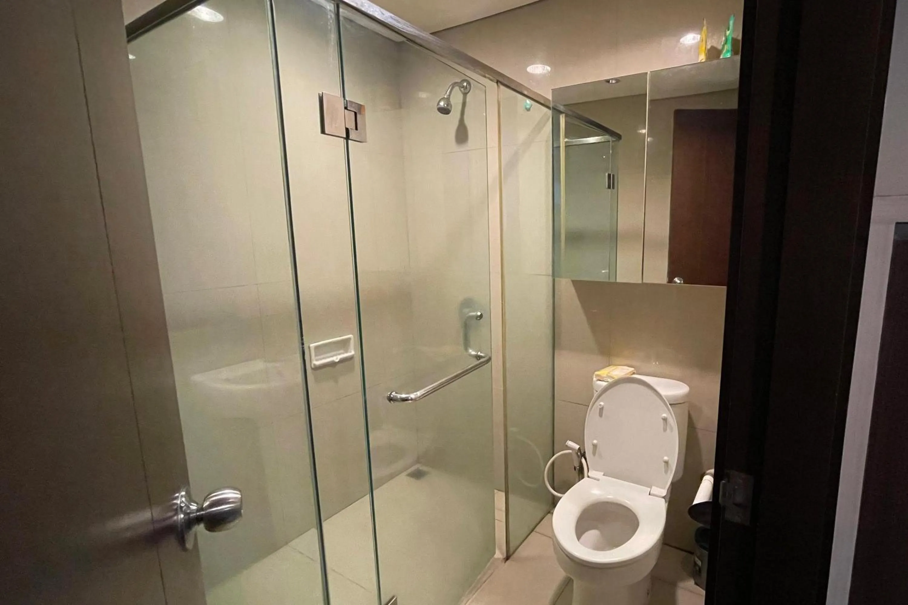 Bathroom in eL ROYALE by Farizi Rooms