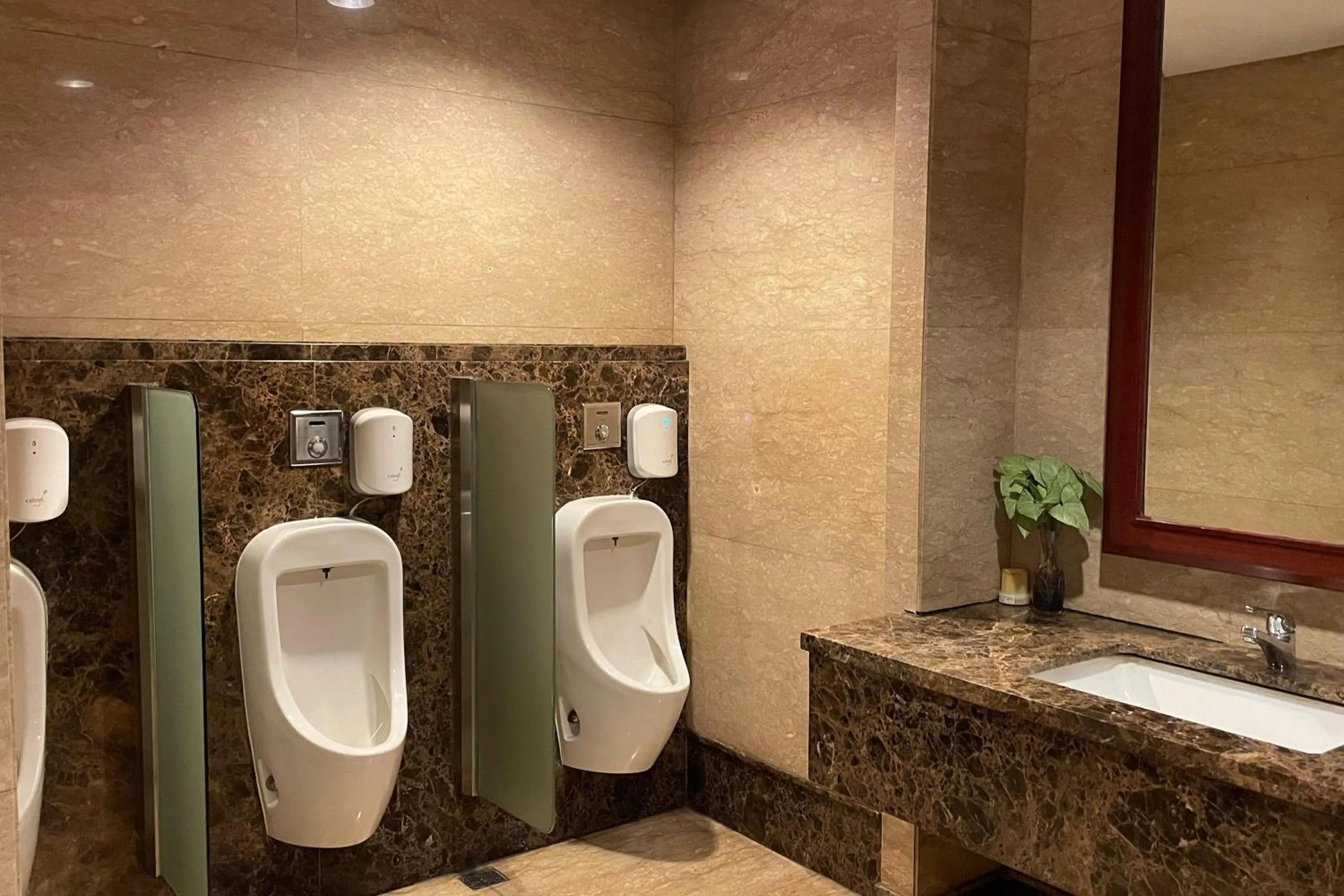 Bathroom in eL ROYALE by Farizi Rooms