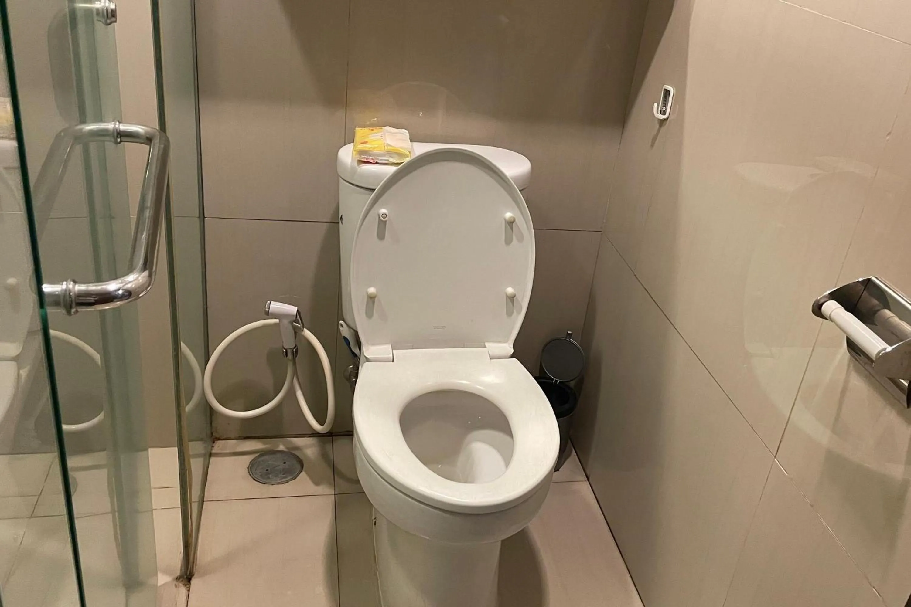 Bathroom in eL ROYALE by Farizi Rooms