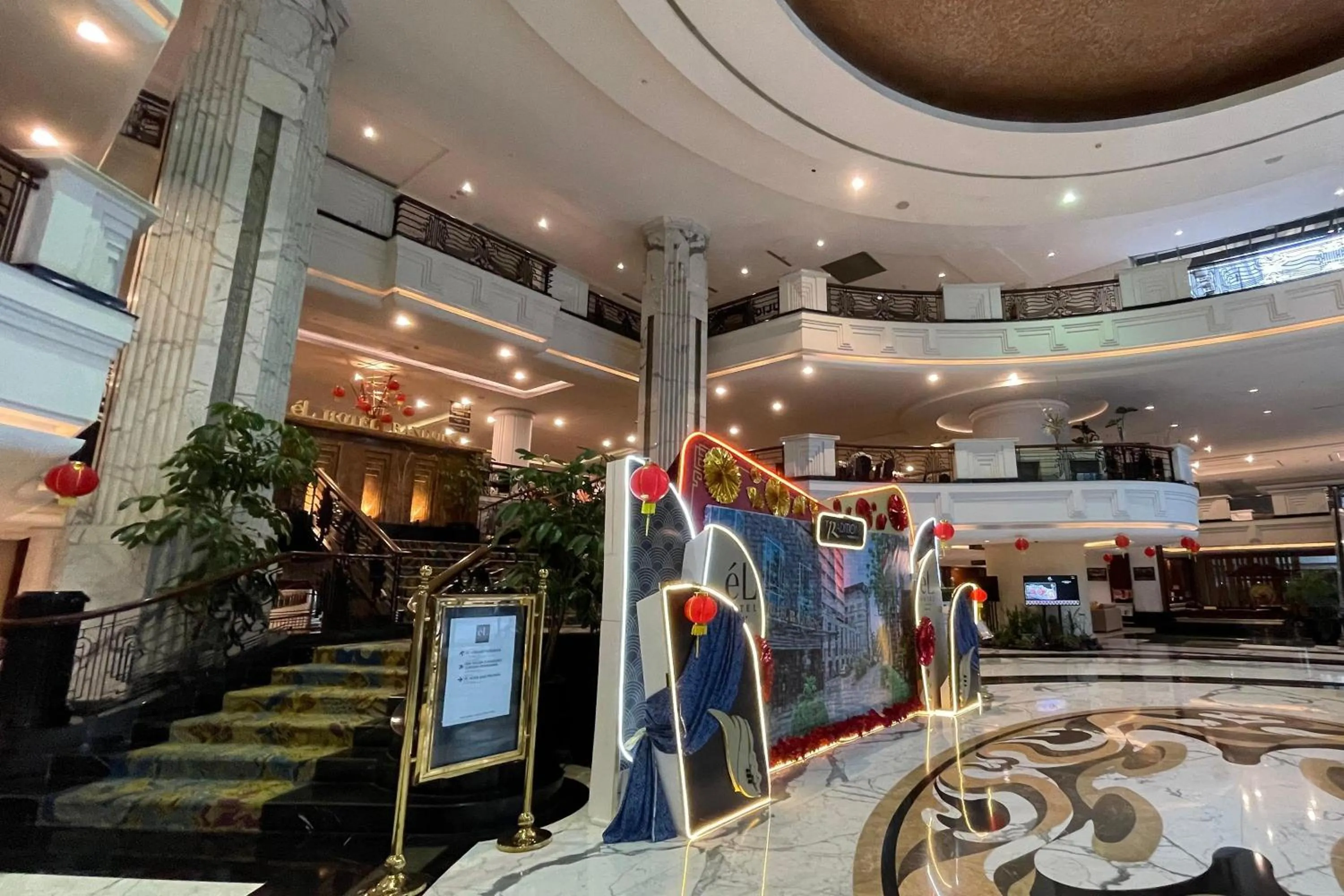 Lobby or reception in eL ROYALE by Farizi Rooms