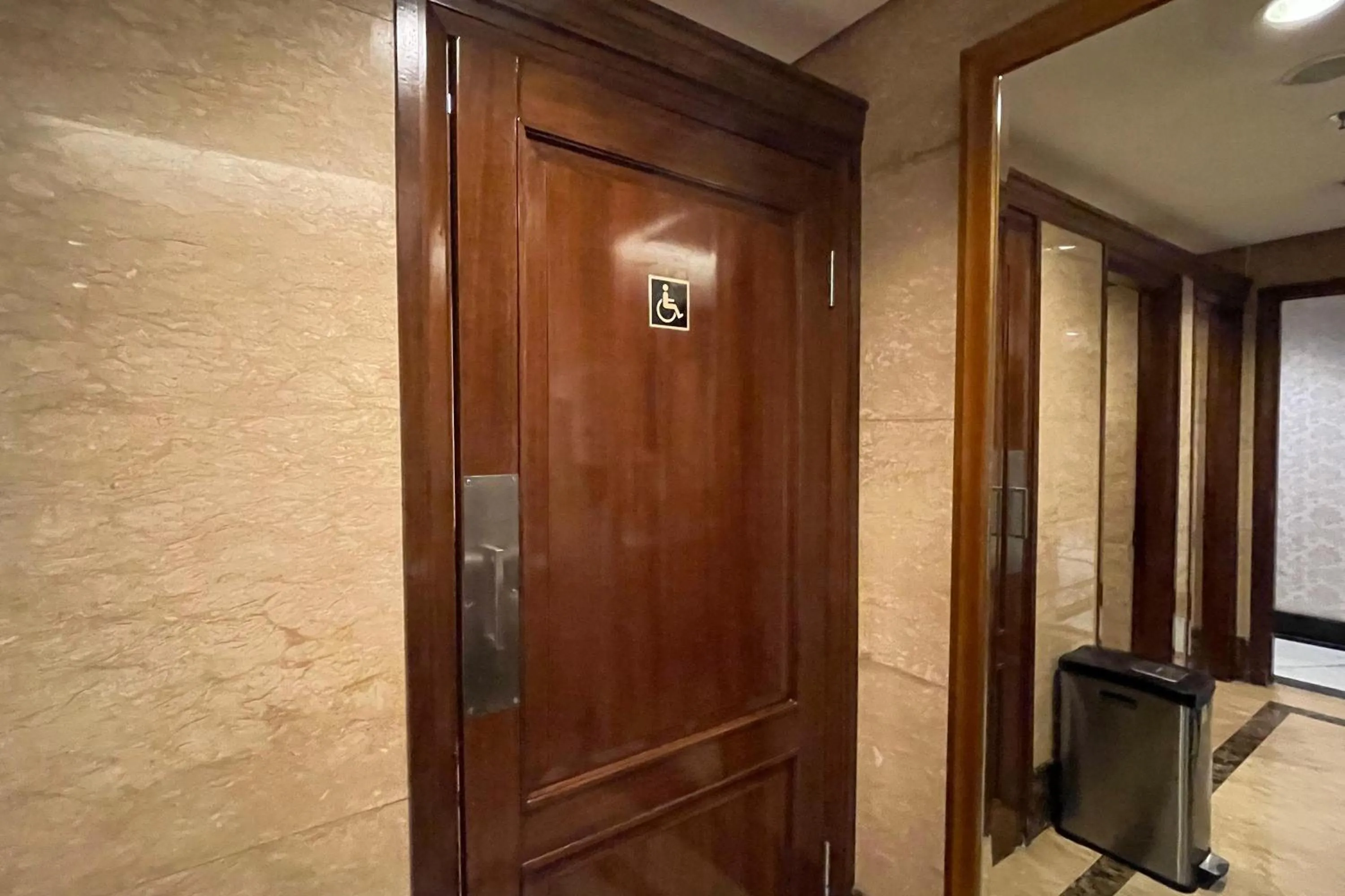 Area and facilities in eL ROYALE by Farizi Rooms