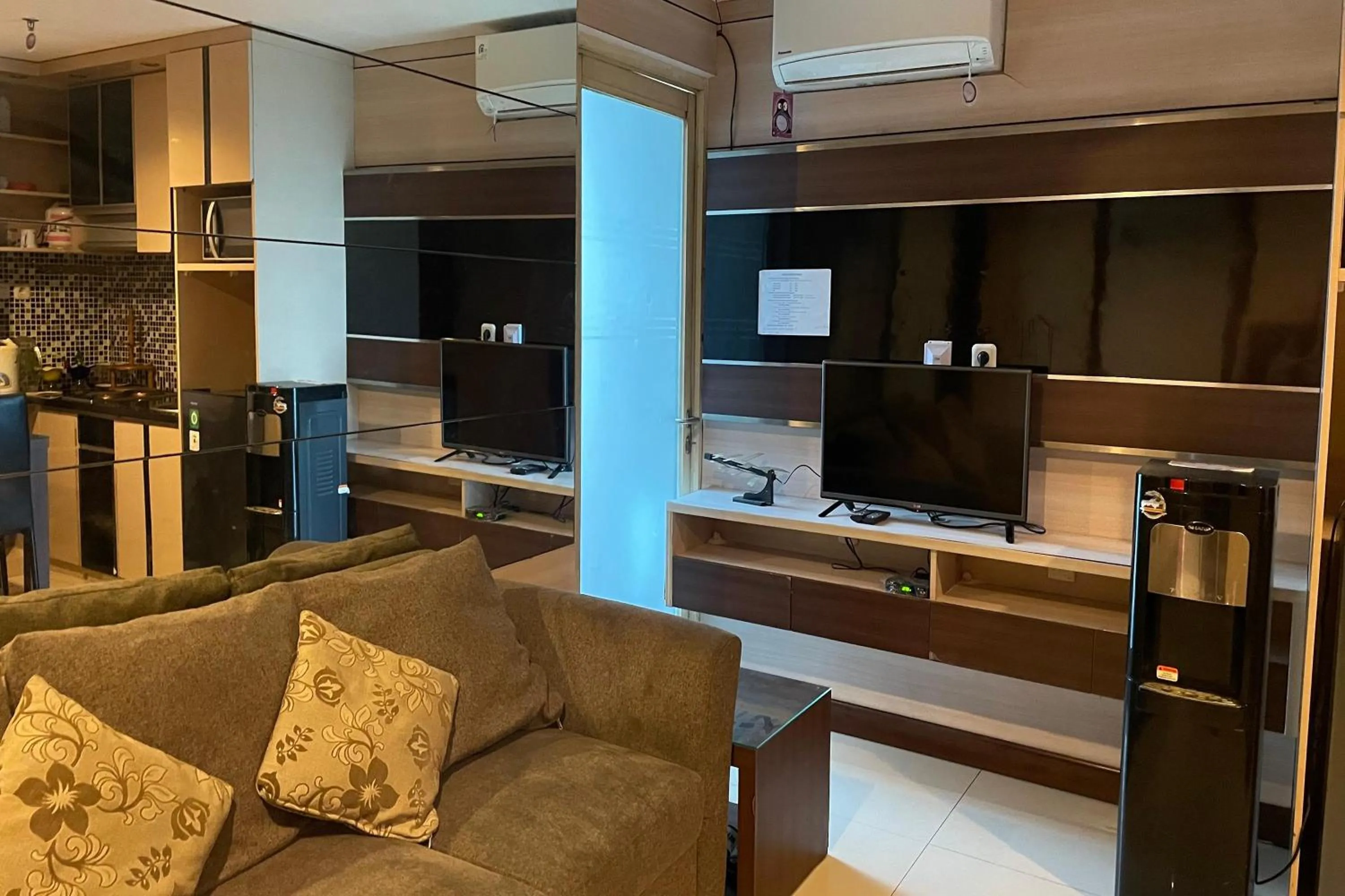 TV and multimedia in eL ROYALE by Farizi Rooms