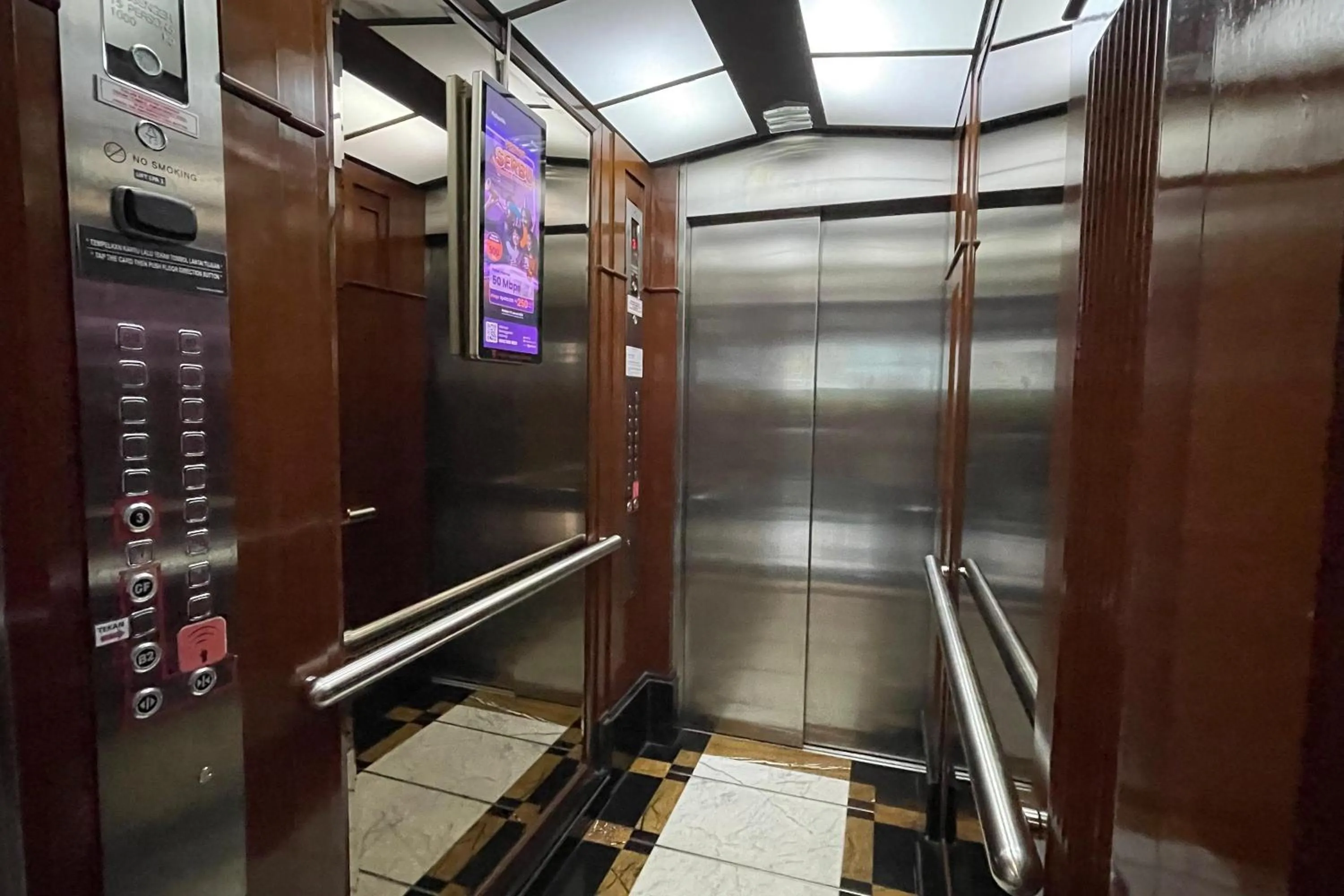 elevator in eL ROYALE by Farizi Rooms