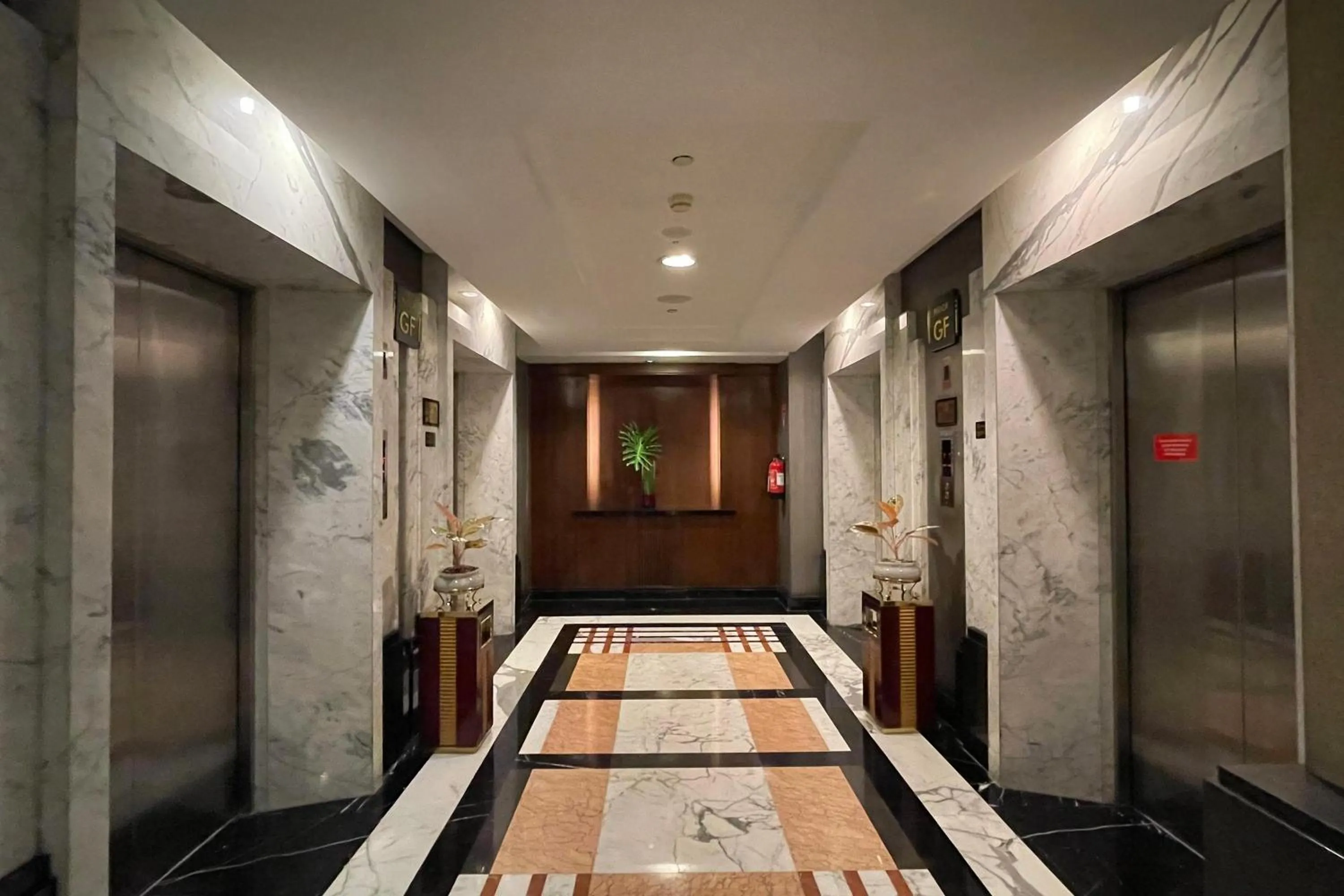 elevator in eL ROYALE by Farizi Rooms