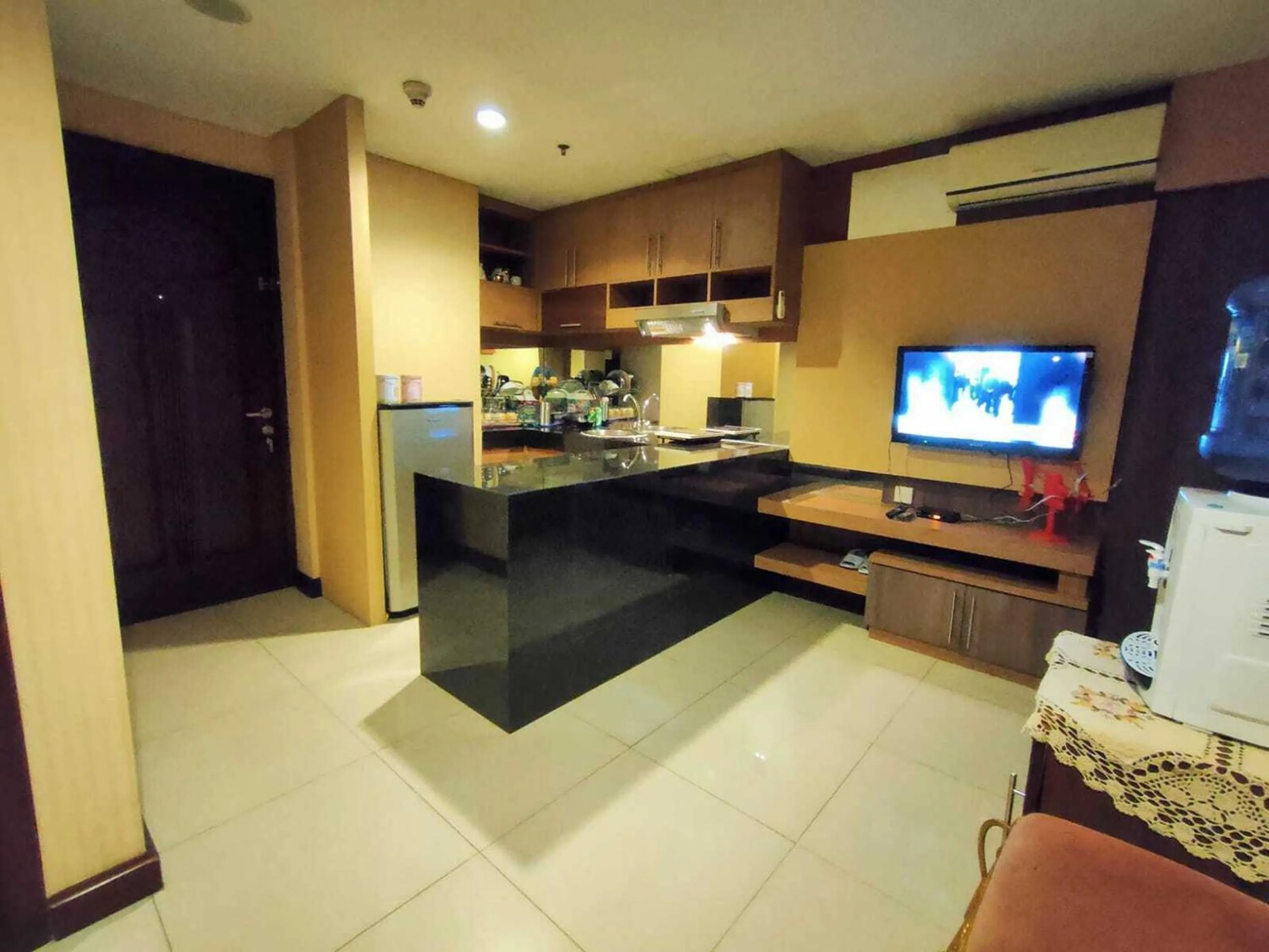 TV and multimedia in eL ROYALE by Farizi Rooms