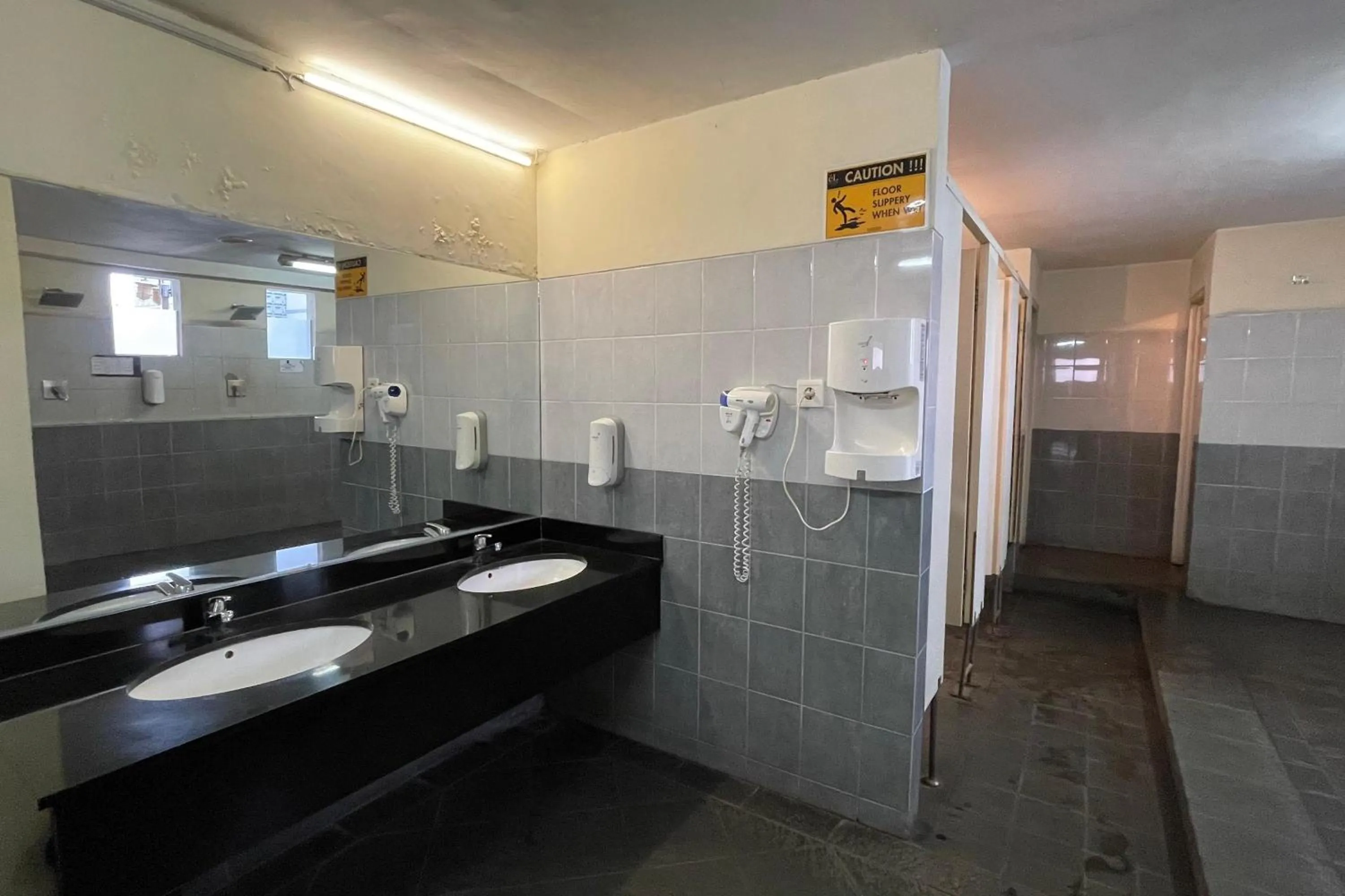 Area and facilities in eL ROYALE by Farizi Rooms