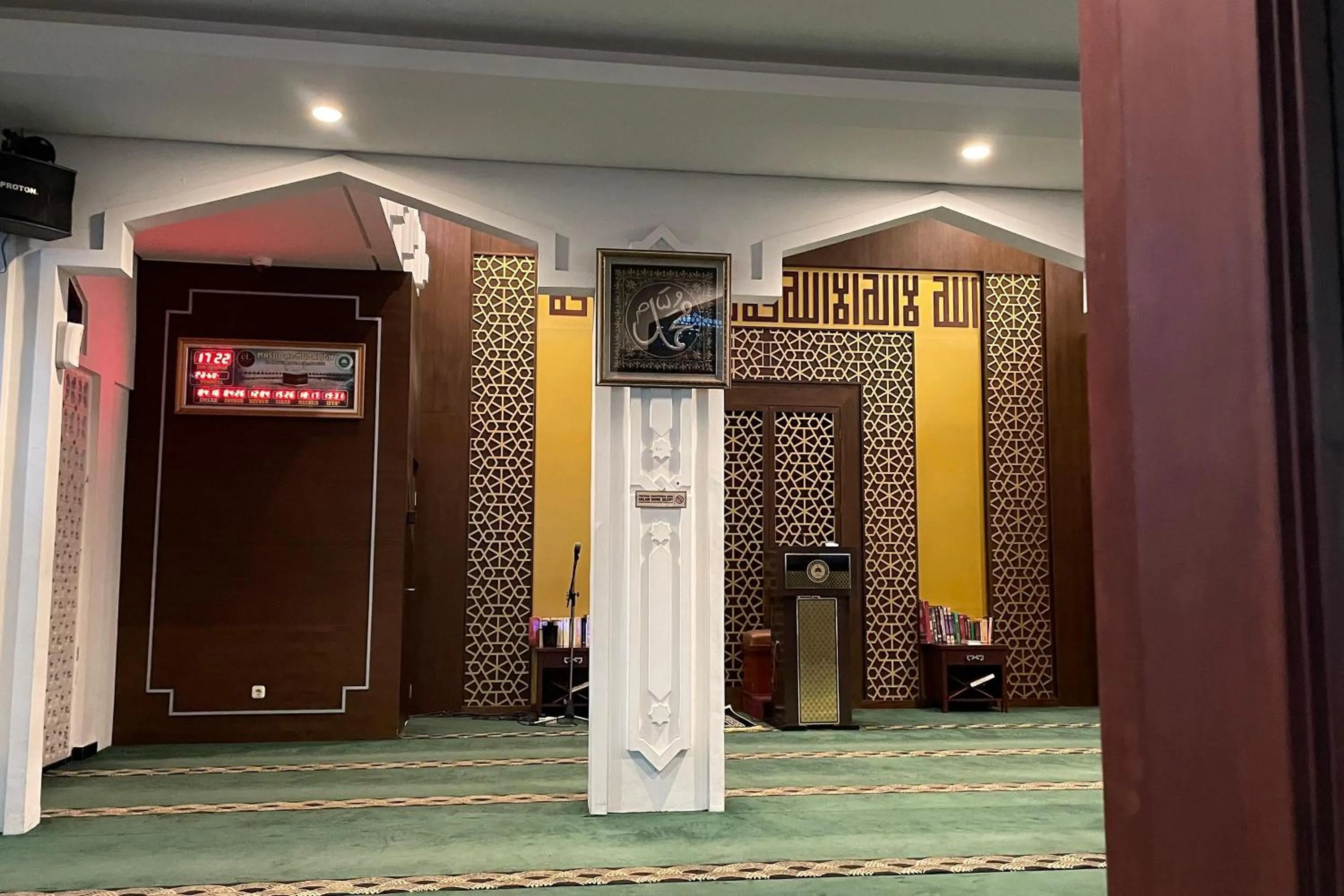 Area and facilities in eL ROYALE by Farizi Rooms