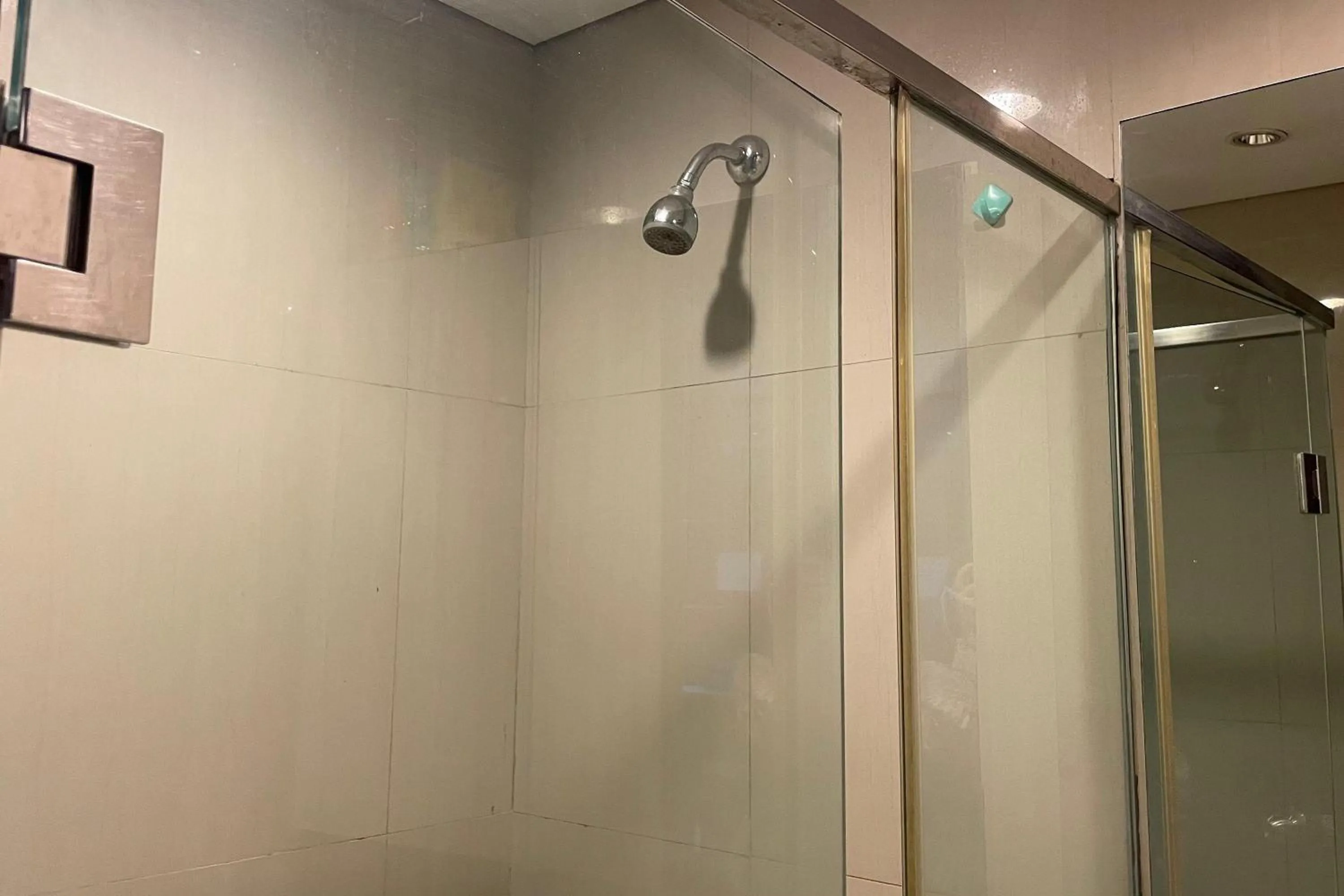 Bathroom in eL ROYALE by Farizi Rooms