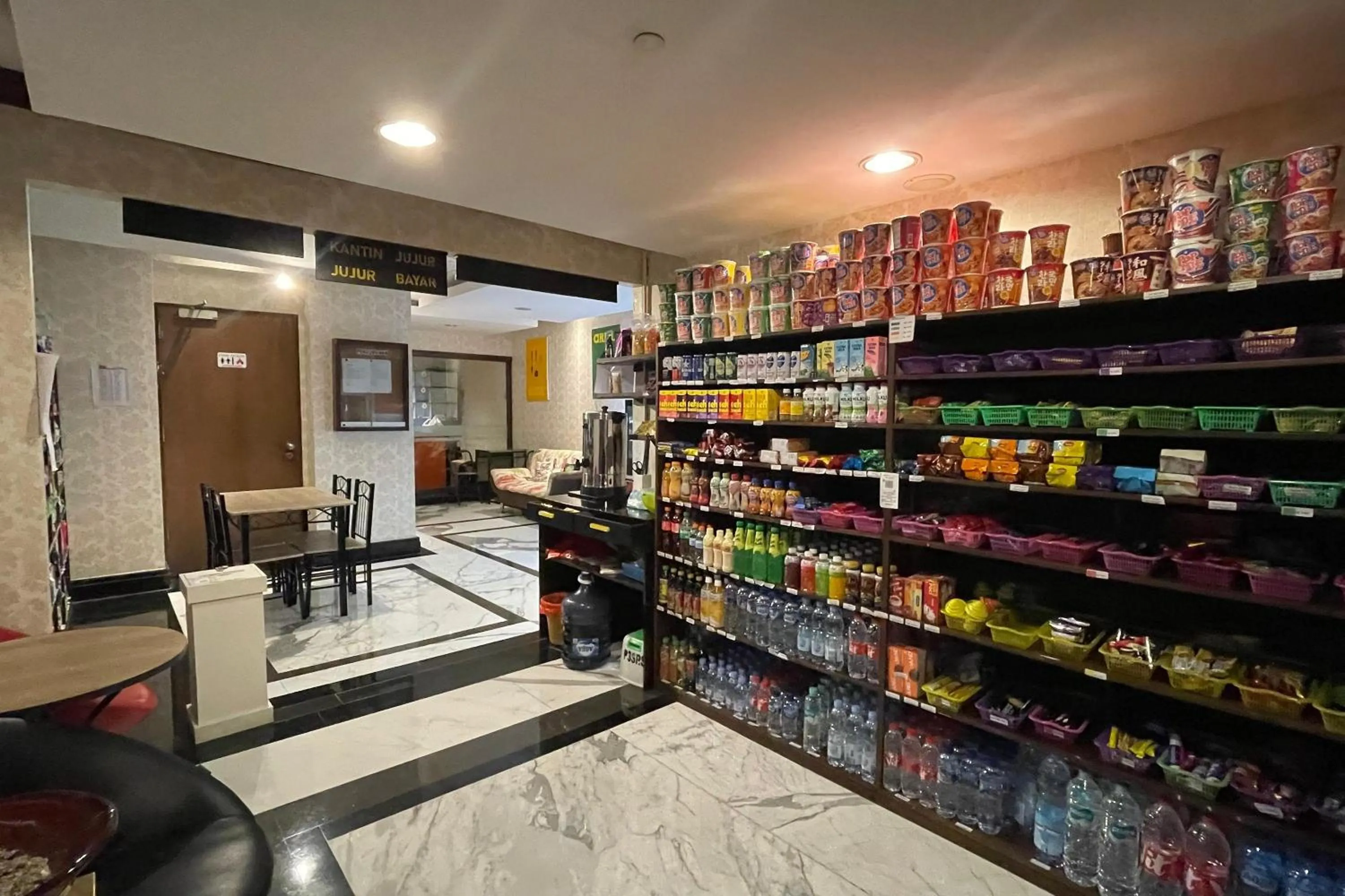 Area and facilities in eL ROYALE by Farizi Rooms