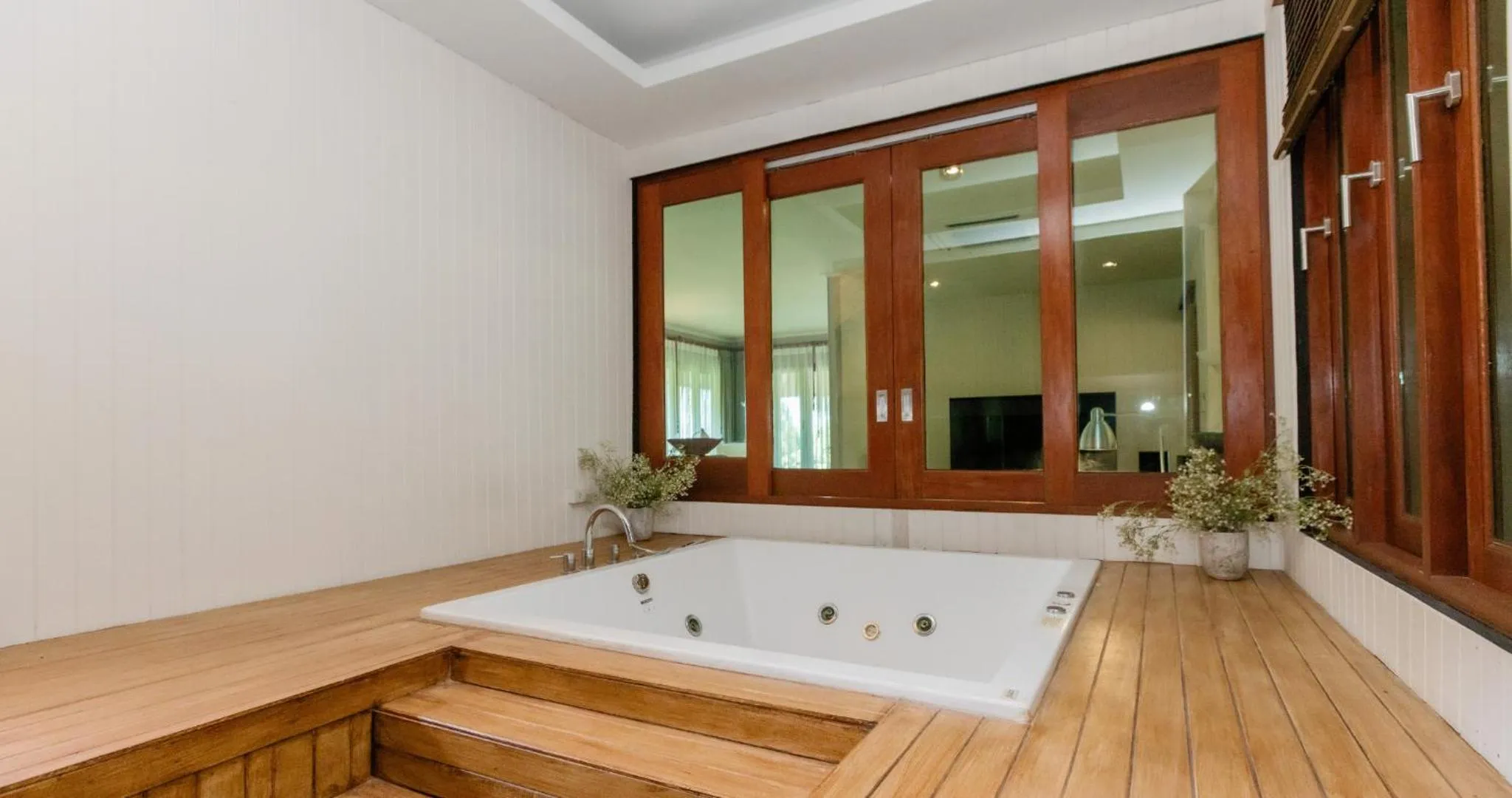 Bath in The Cliff Lipe