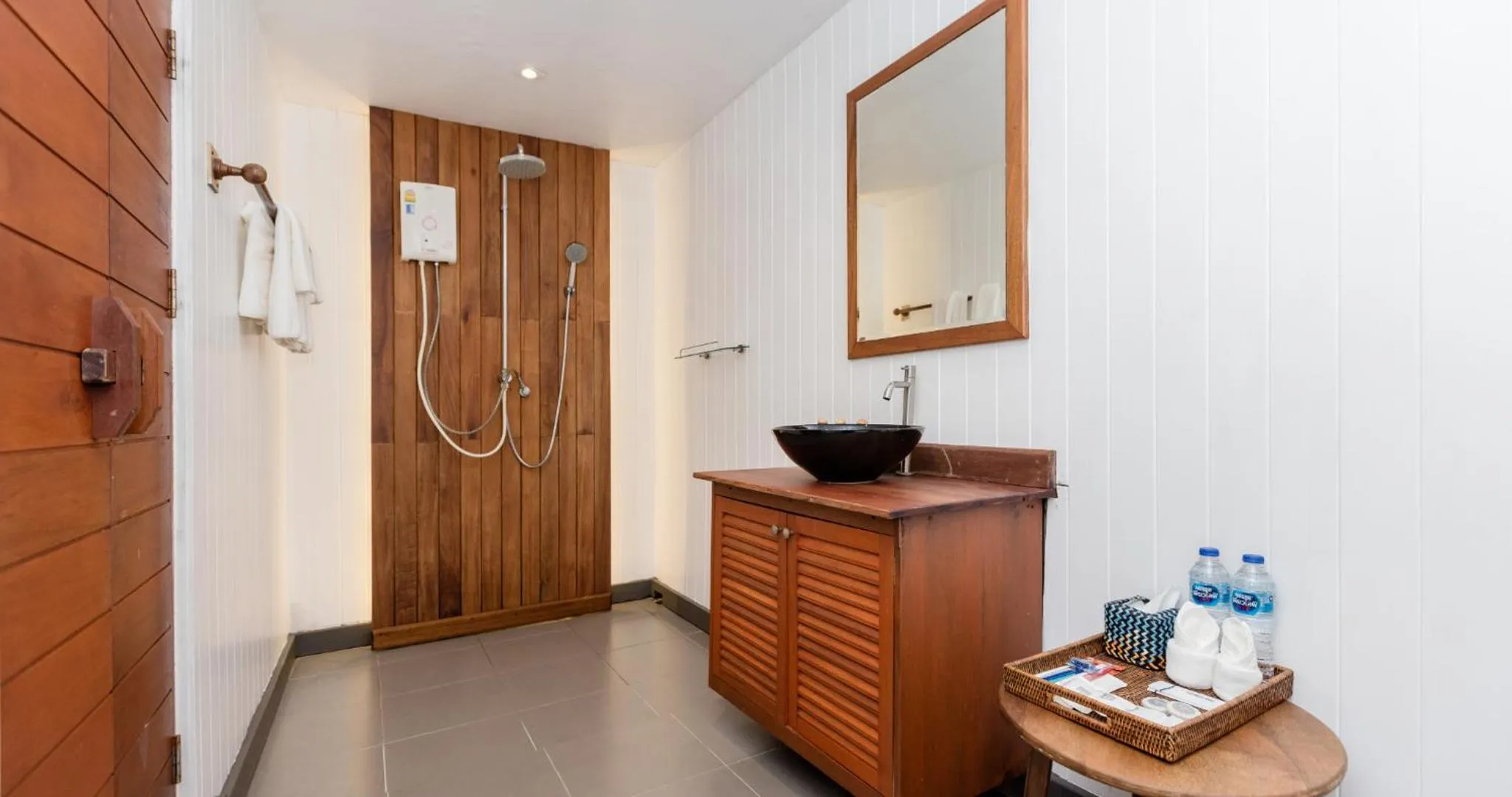 Shower in The Cliff Lipe