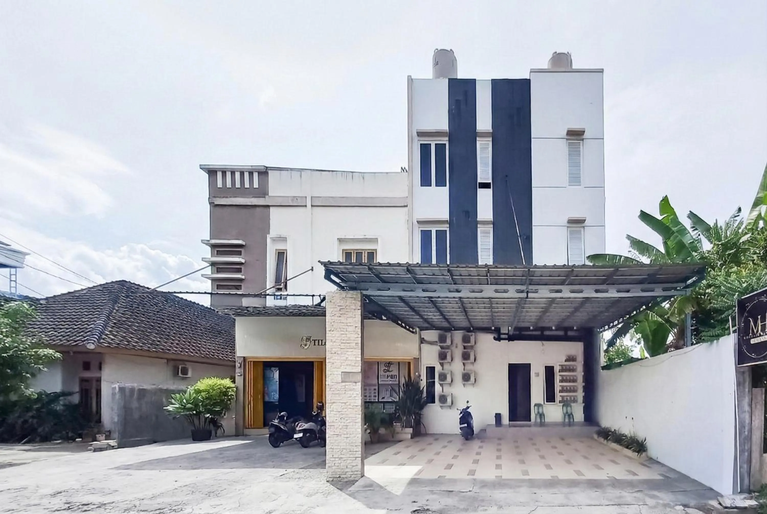 Facade/entrance in RedDoorz Syariah Medina House Aceh