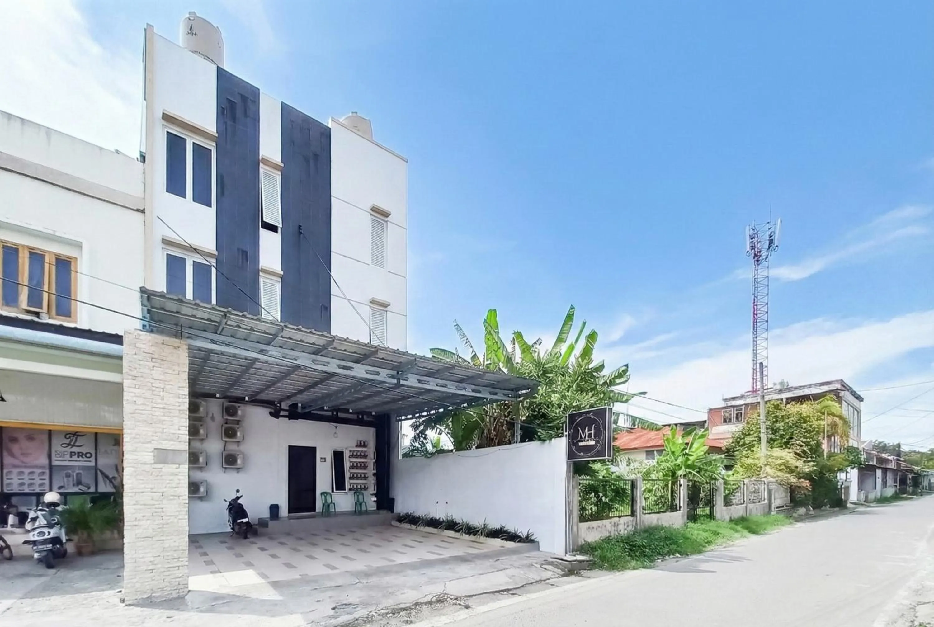 Facade/entrance in RedDoorz Syariah Medina House Aceh