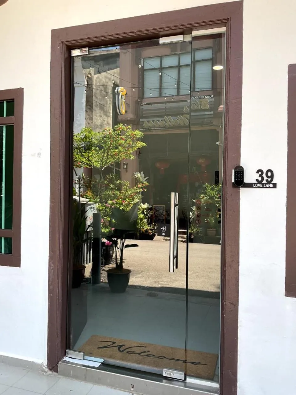 Facade/entrance in 39 Love Lane - Smart Intelligent Inn Georgetown