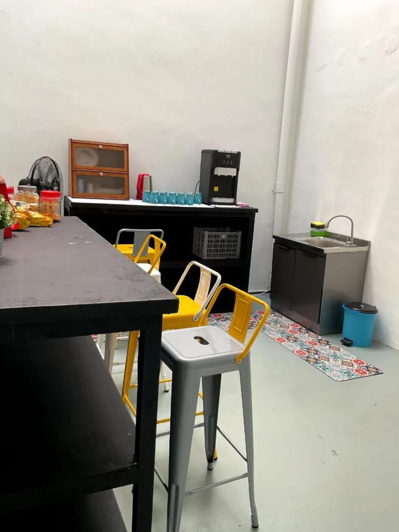 Kitchen or kitchenette in 39 Love Lane - Smart Intelligent Inn Georgetown