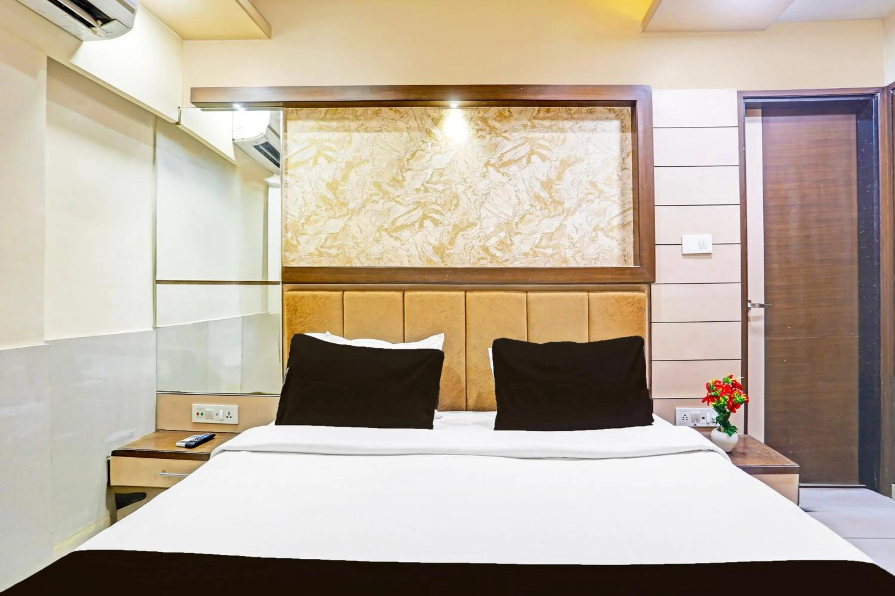 Bedroom, Bed in Hotel O Kesarganj Formerly Suman Palace