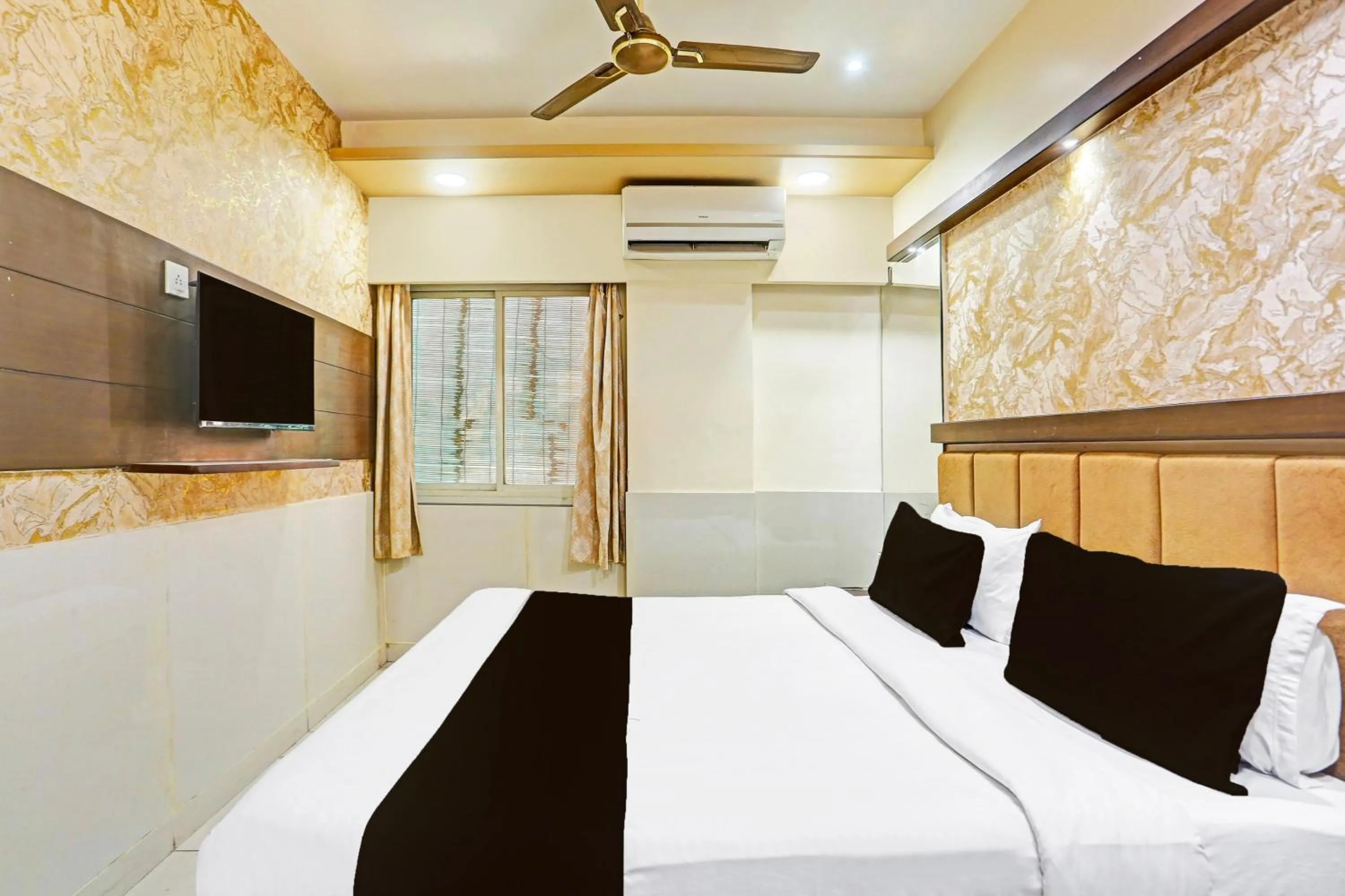 Bedroom, Bed in Hotel O Kesarganj Formerly Suman Palace