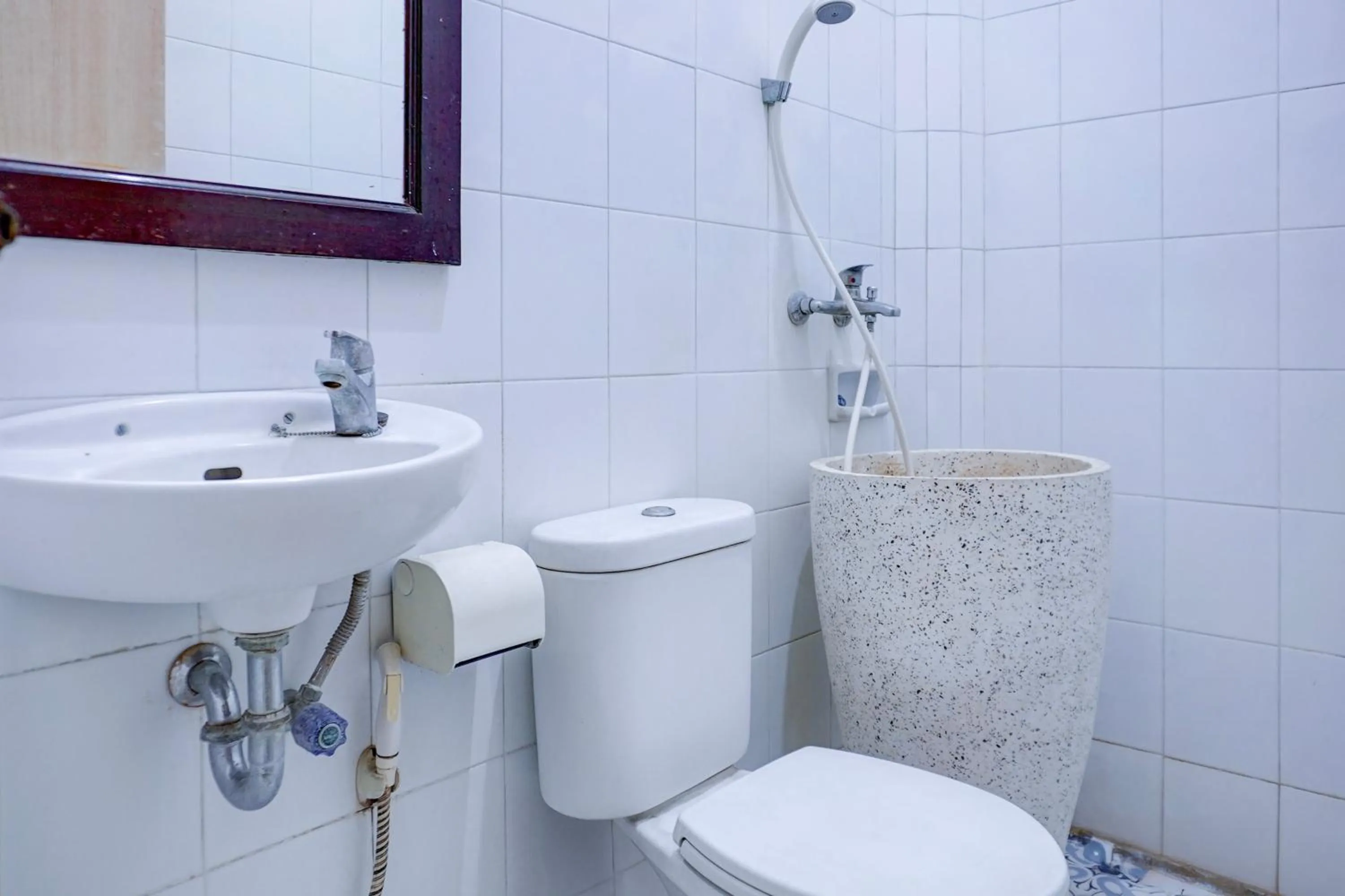 Bathroom in Collection O Pekalongan Near Pasar Batik Setono Formerly Hotel Jayadipa