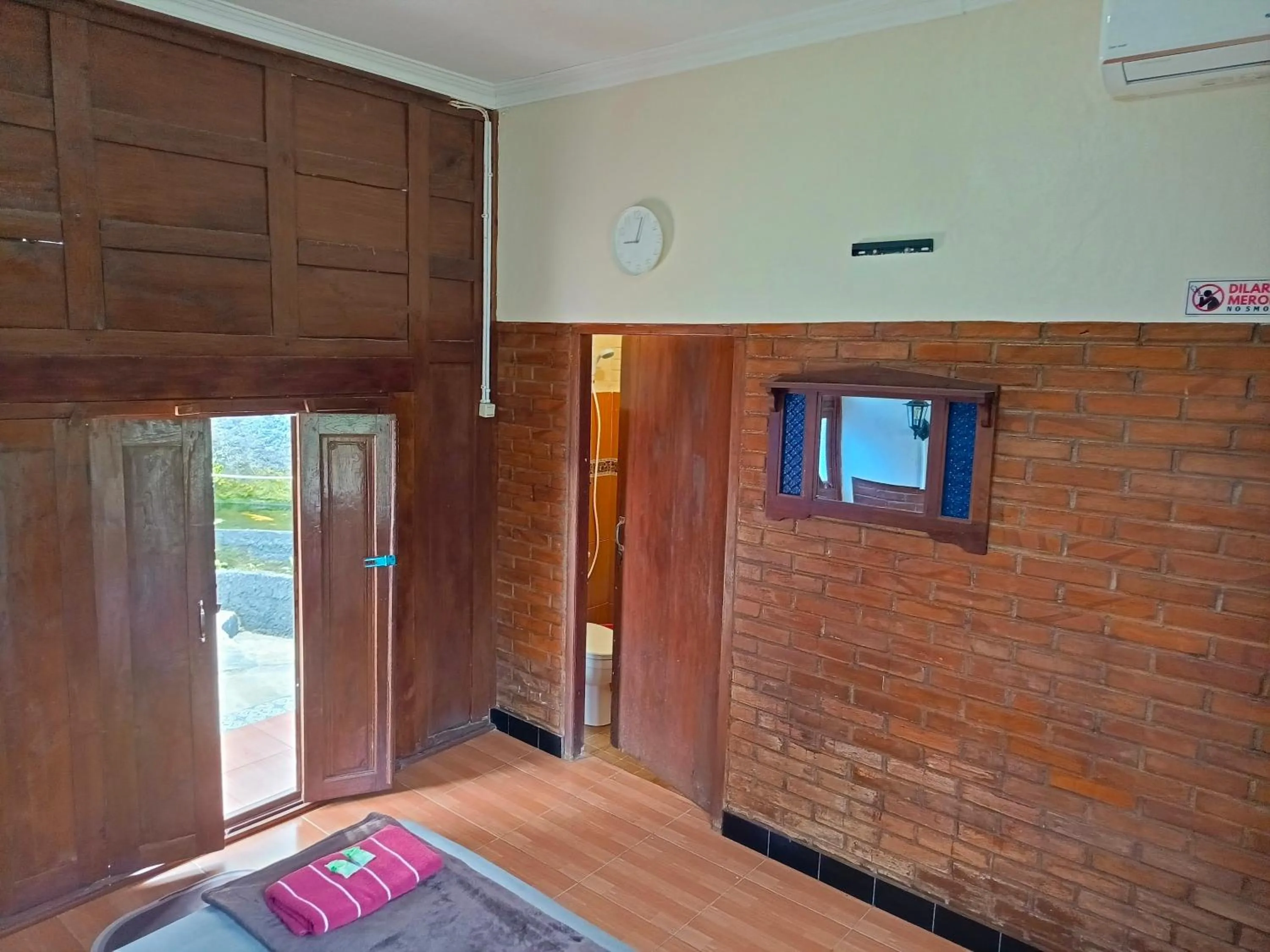 Photo of the whole room, Bed in Karlie Inn