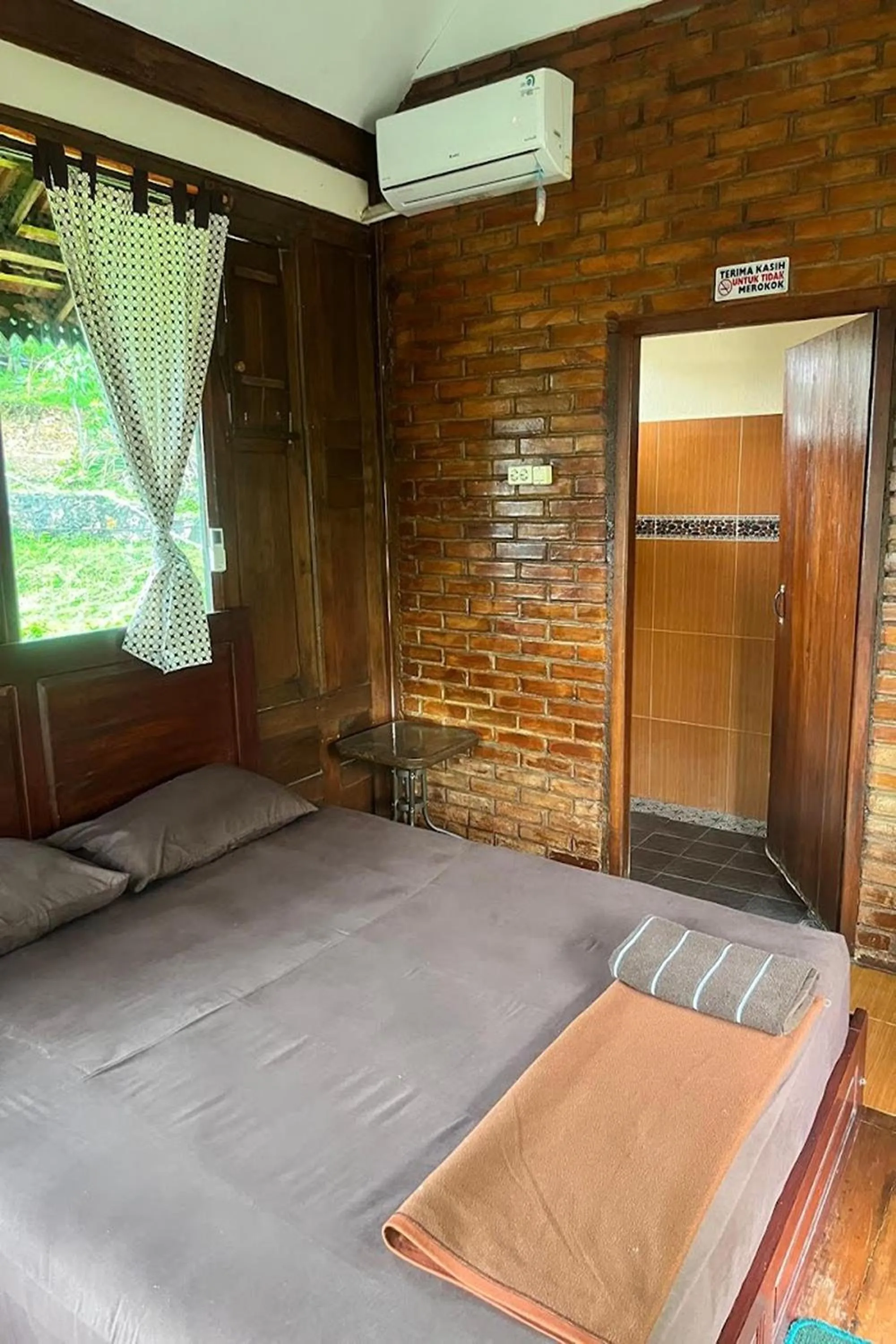 Photo of the whole room, Bed in Karlie Inn