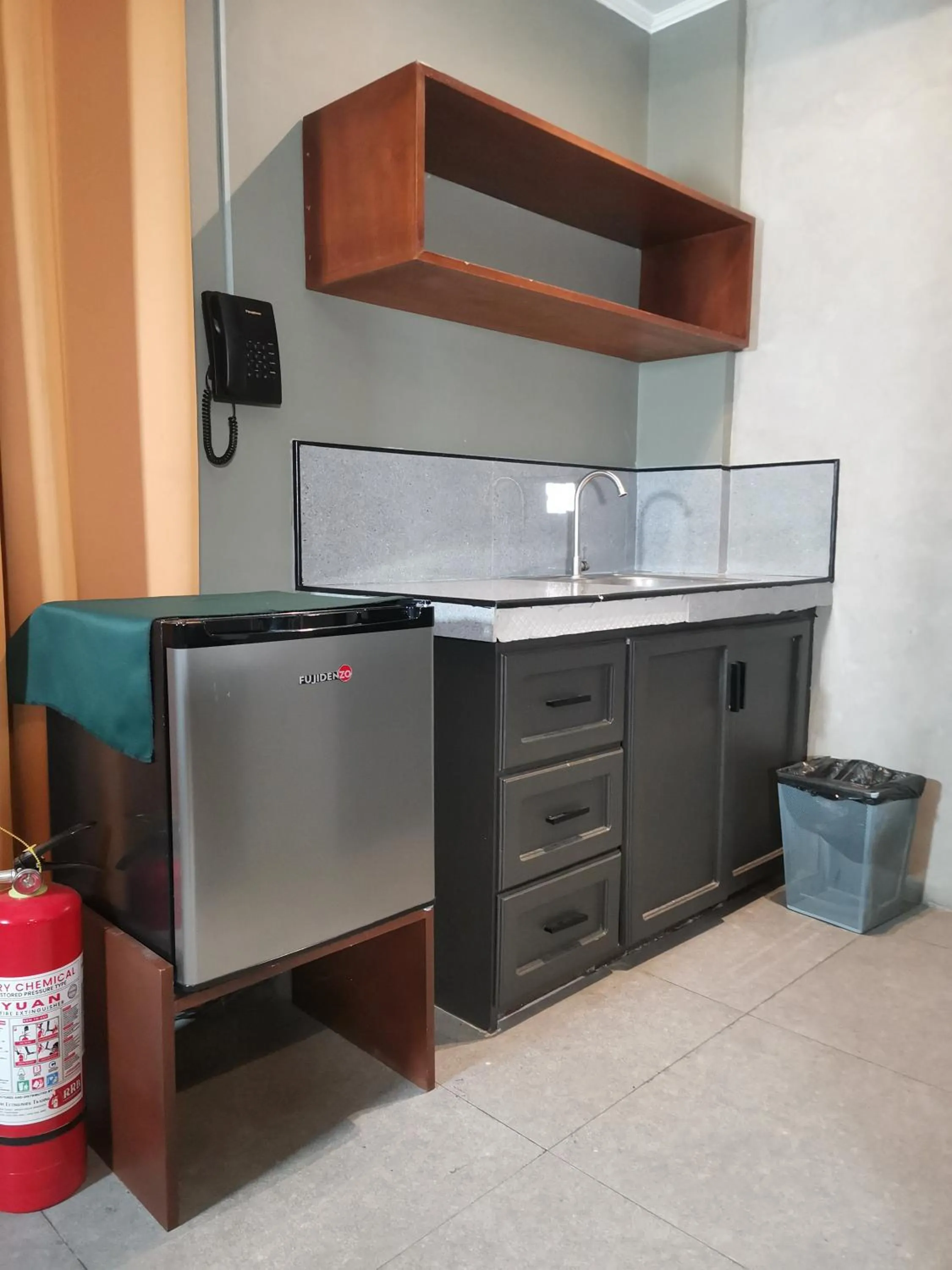 Kitchen or kitchenette in Townhouse Oak Grey Hotel Near Clark International Airport