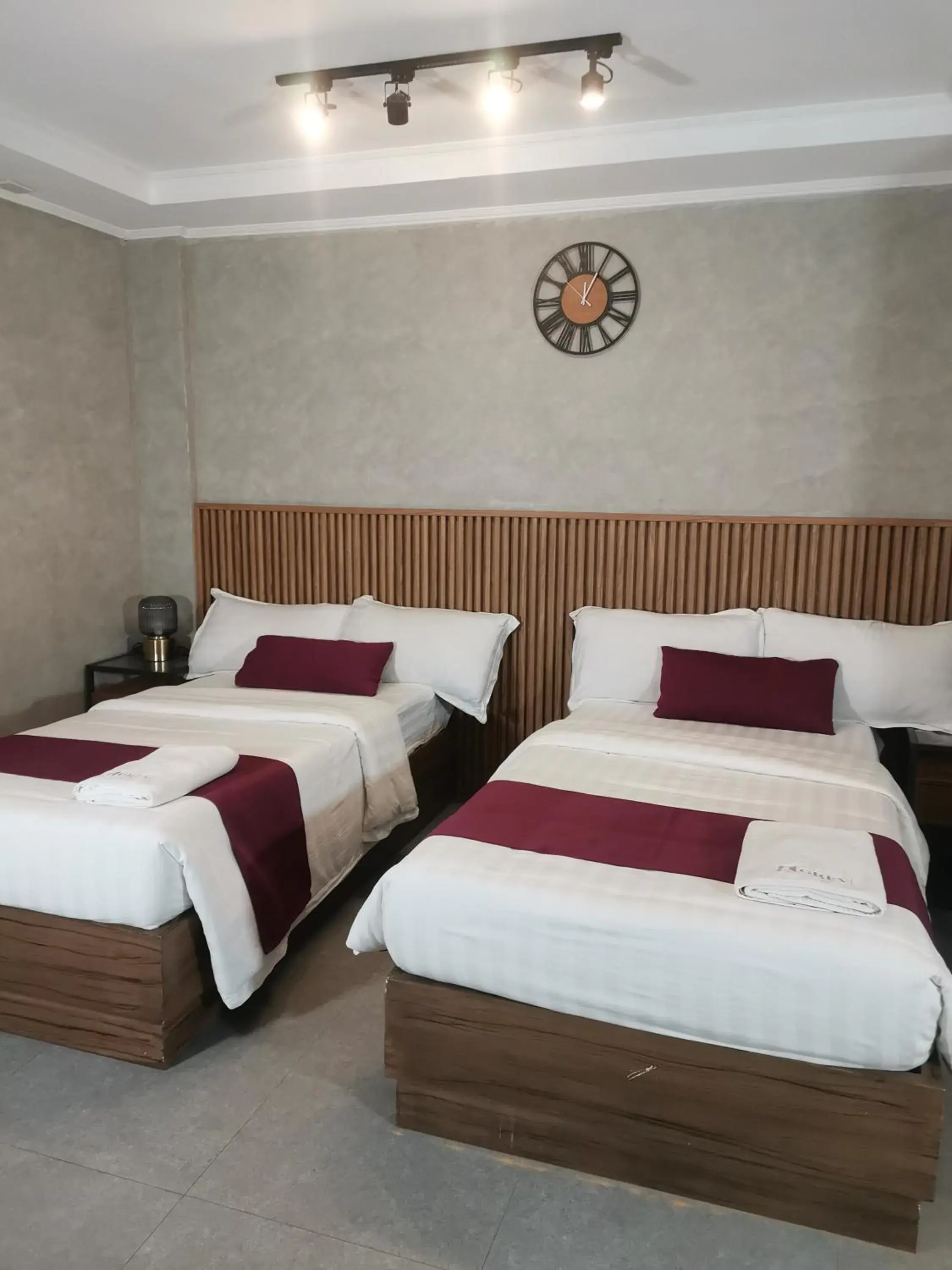 Saver Single - single occupancy in Townhouse Oak Grey Hotel Near Clark International Airport Saver Single - single occupancy in Townhouse Oak Grey Hotel Near Clark International Airport