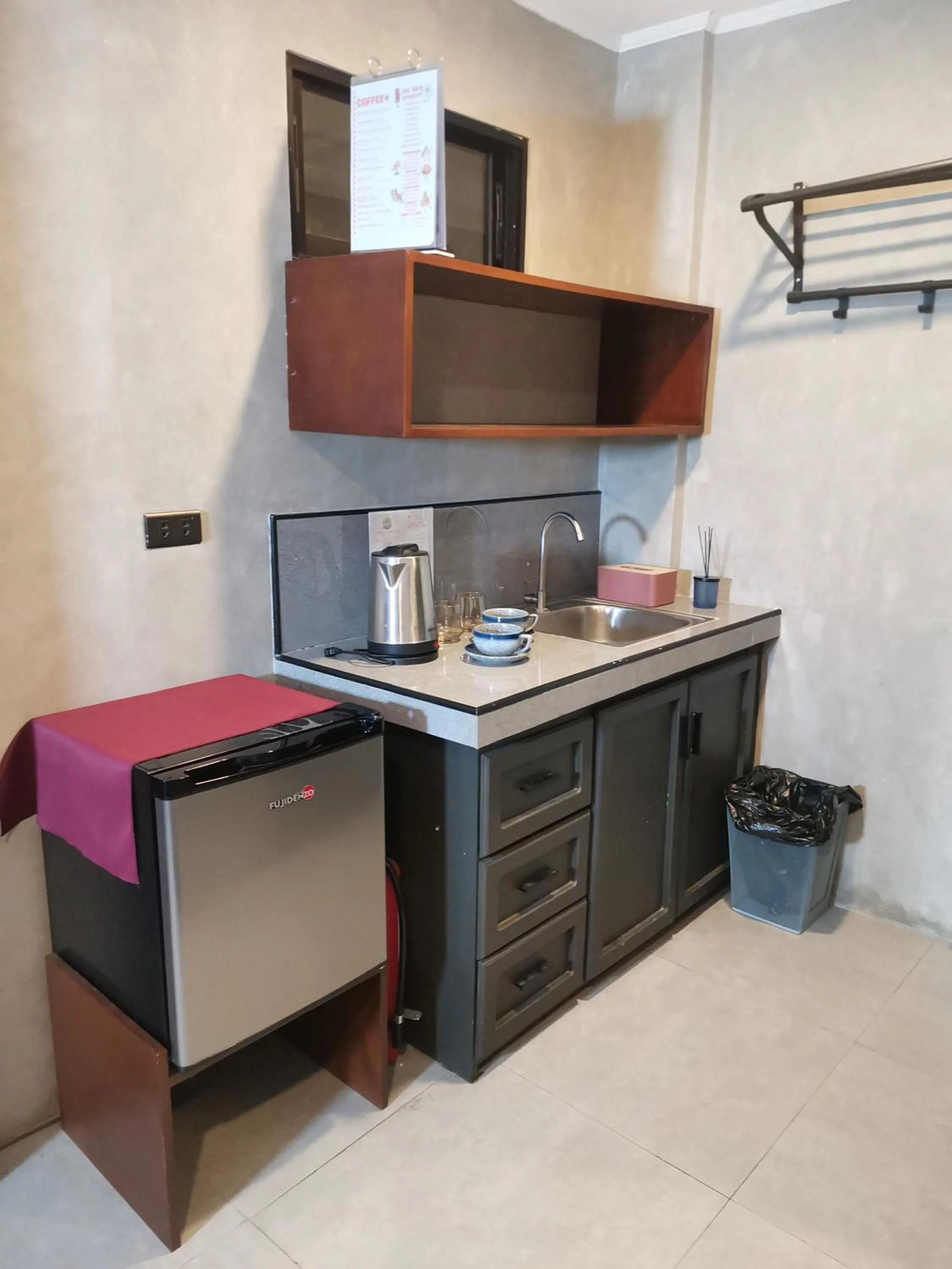 Kitchen or kitchenette in Townhouse Oak Grey Hotel Near Clark International Airport