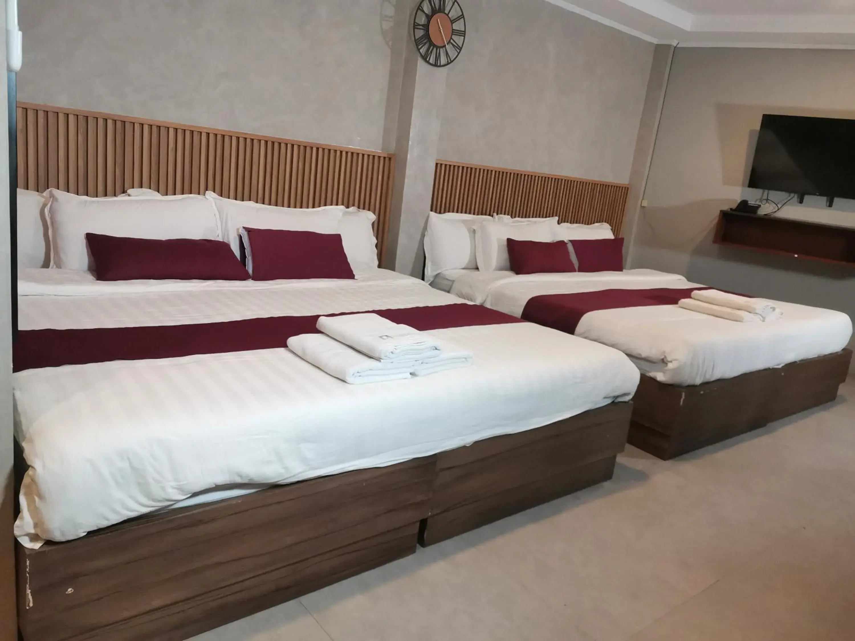 Family Room in Townhouse Oak Grey Hotel Near Clark International Airport Family Room in Townhouse Oak Grey Hotel Near Clark International Airport