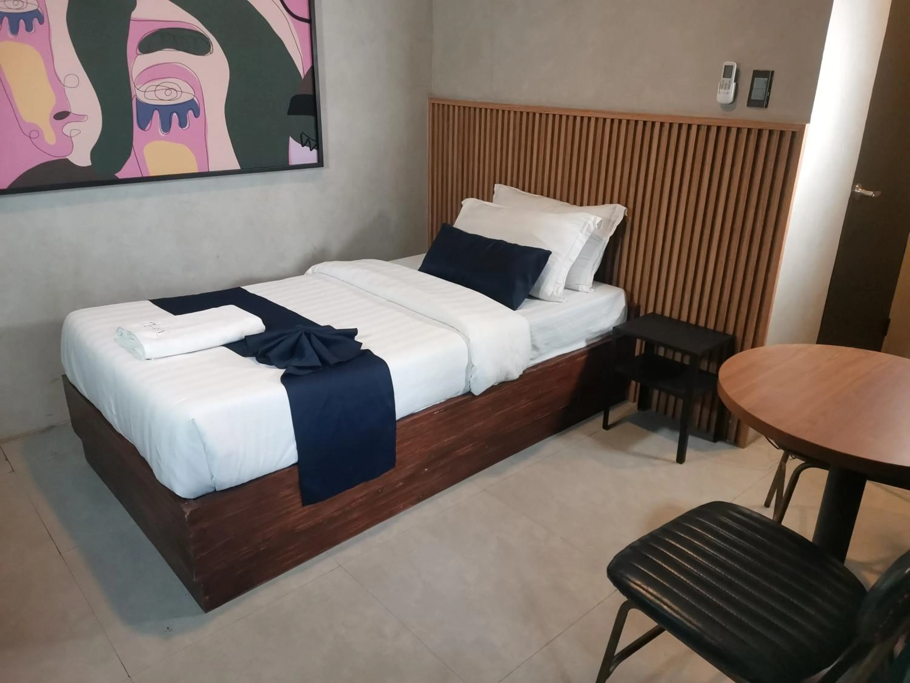 Photo of the whole room, Bed in Townhouse Oak Grey Hotel Near Clark International Airport