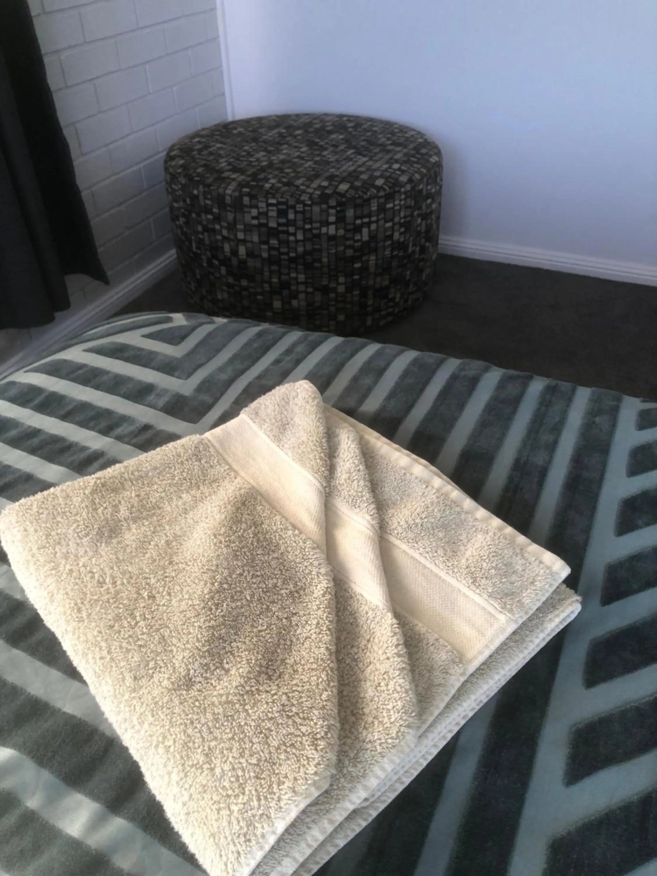 Bedroom, Bed in White Manor Motel