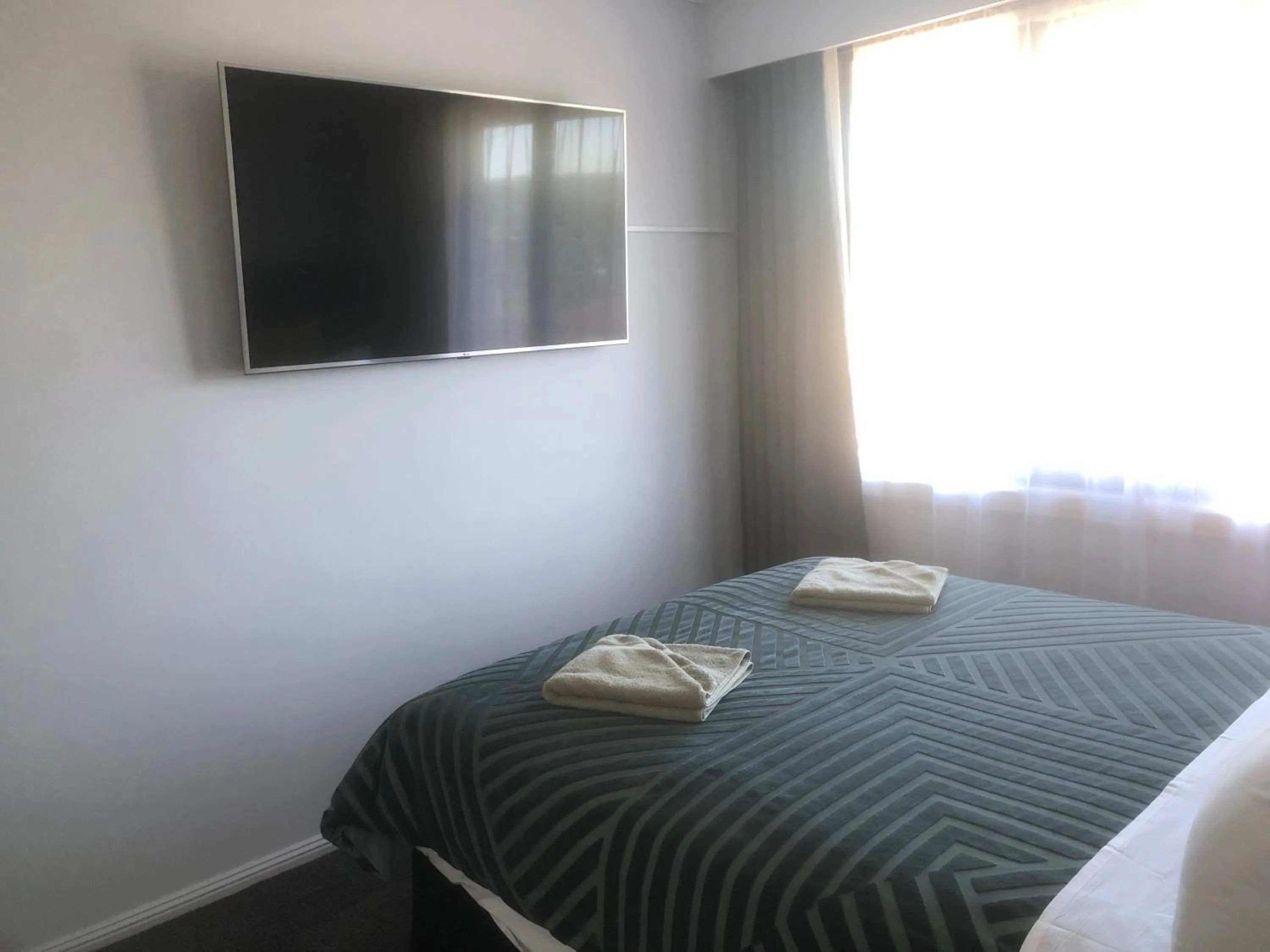 TV and multimedia, Bed in White Manor Motel