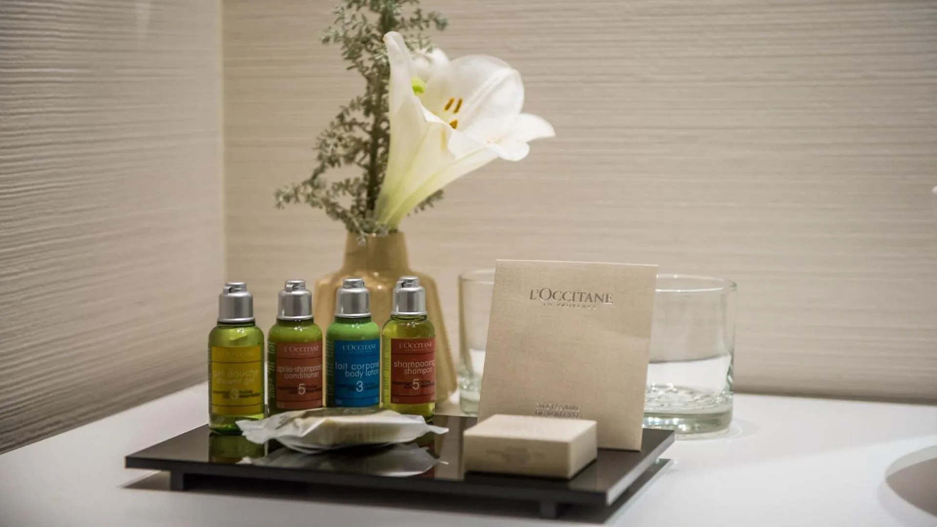 Shower in Hotel Rothschild 22 - FATTAL COLORS