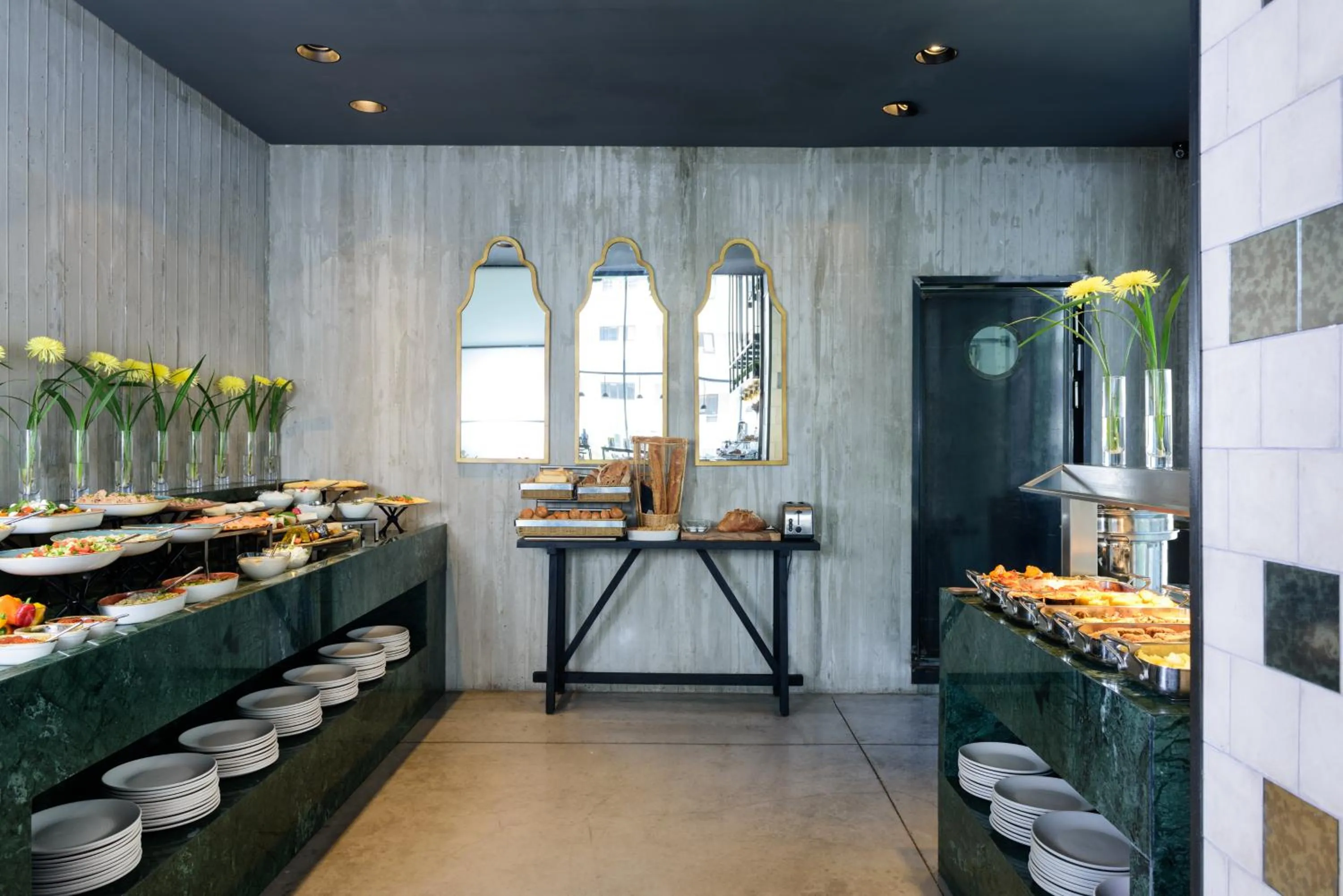 Restaurant/places to eat in Hotel Rothschild 22