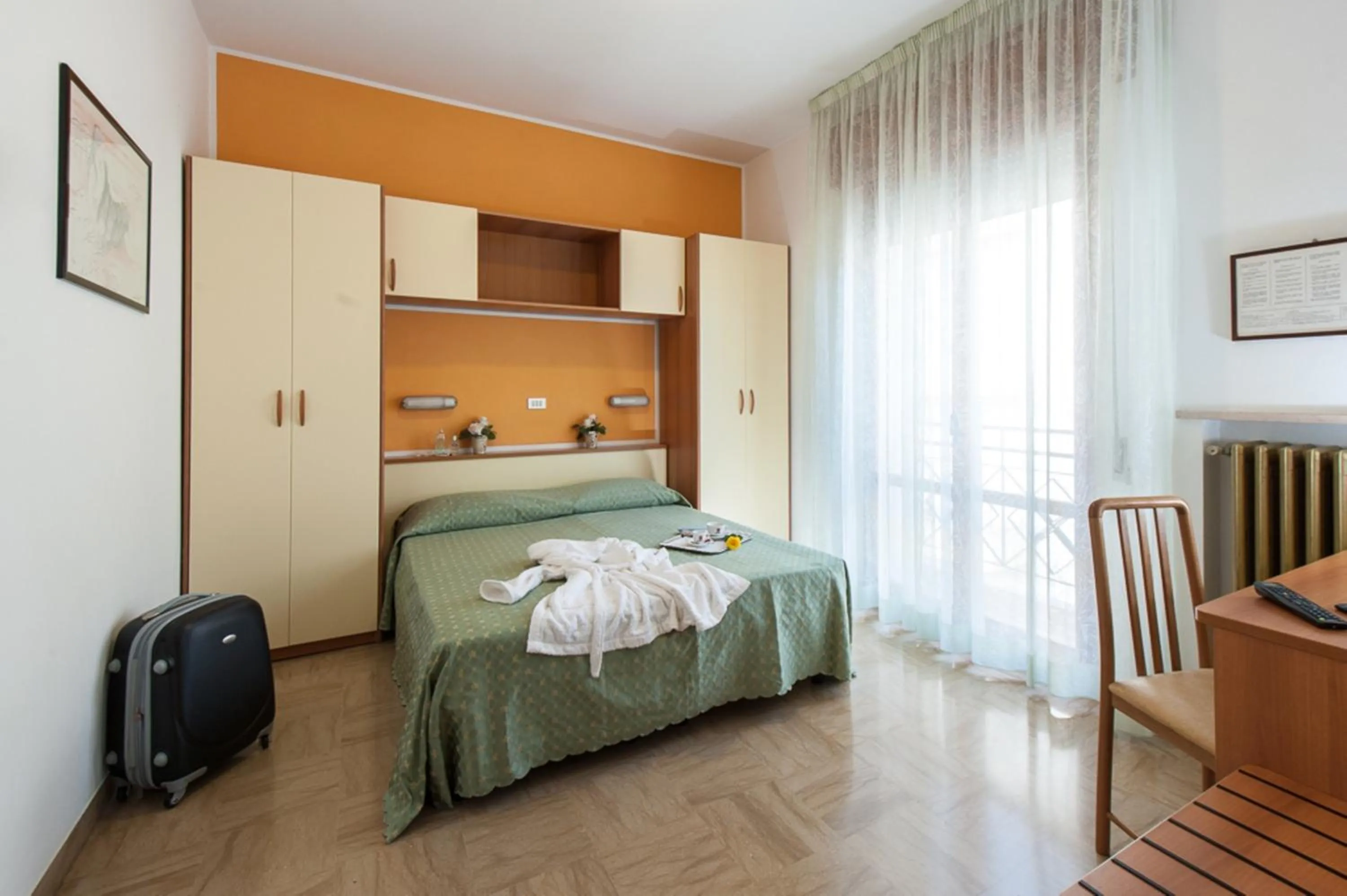 Photo of the whole room, Bed in Hotel Cannes