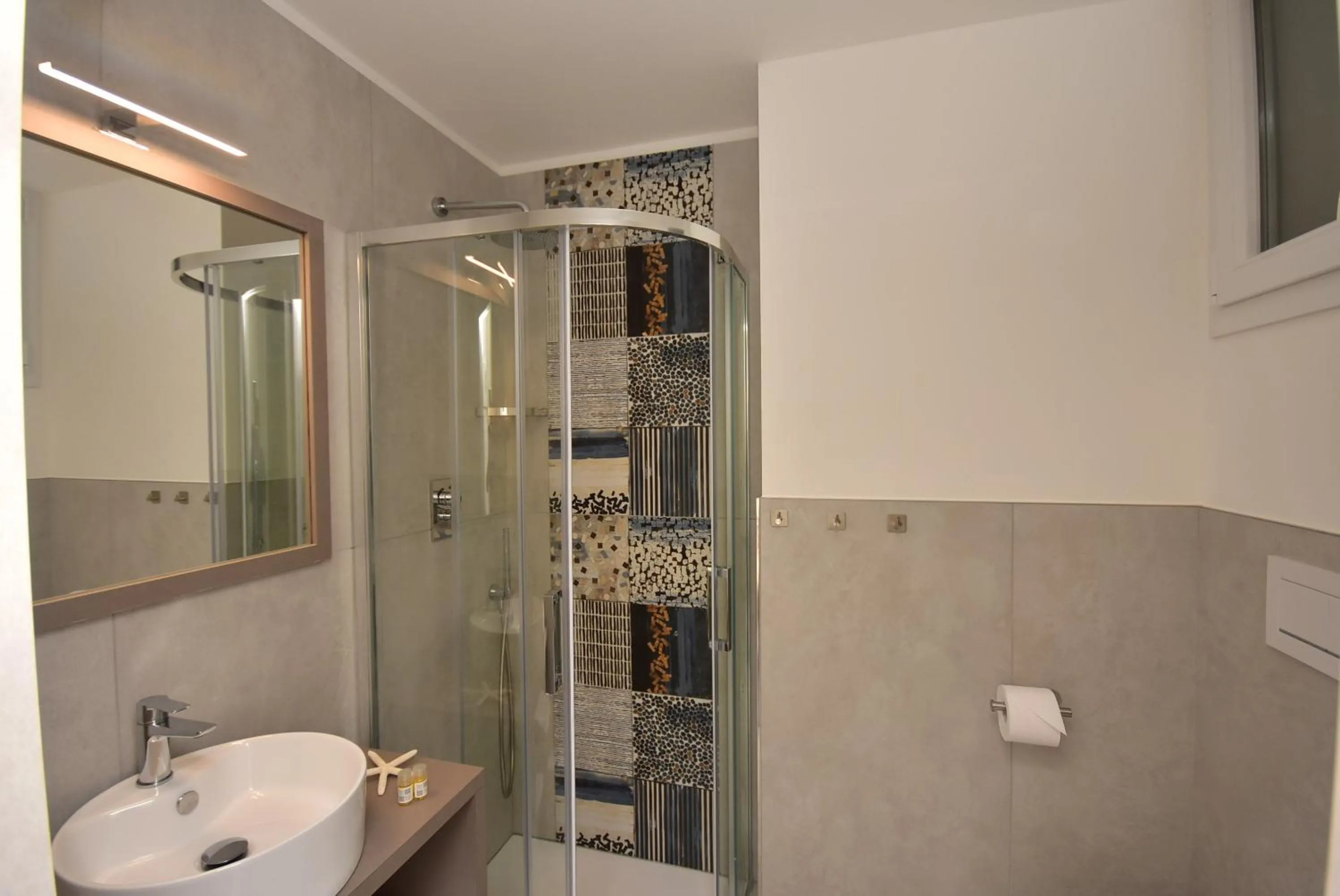 Shower in Hotel Cannes