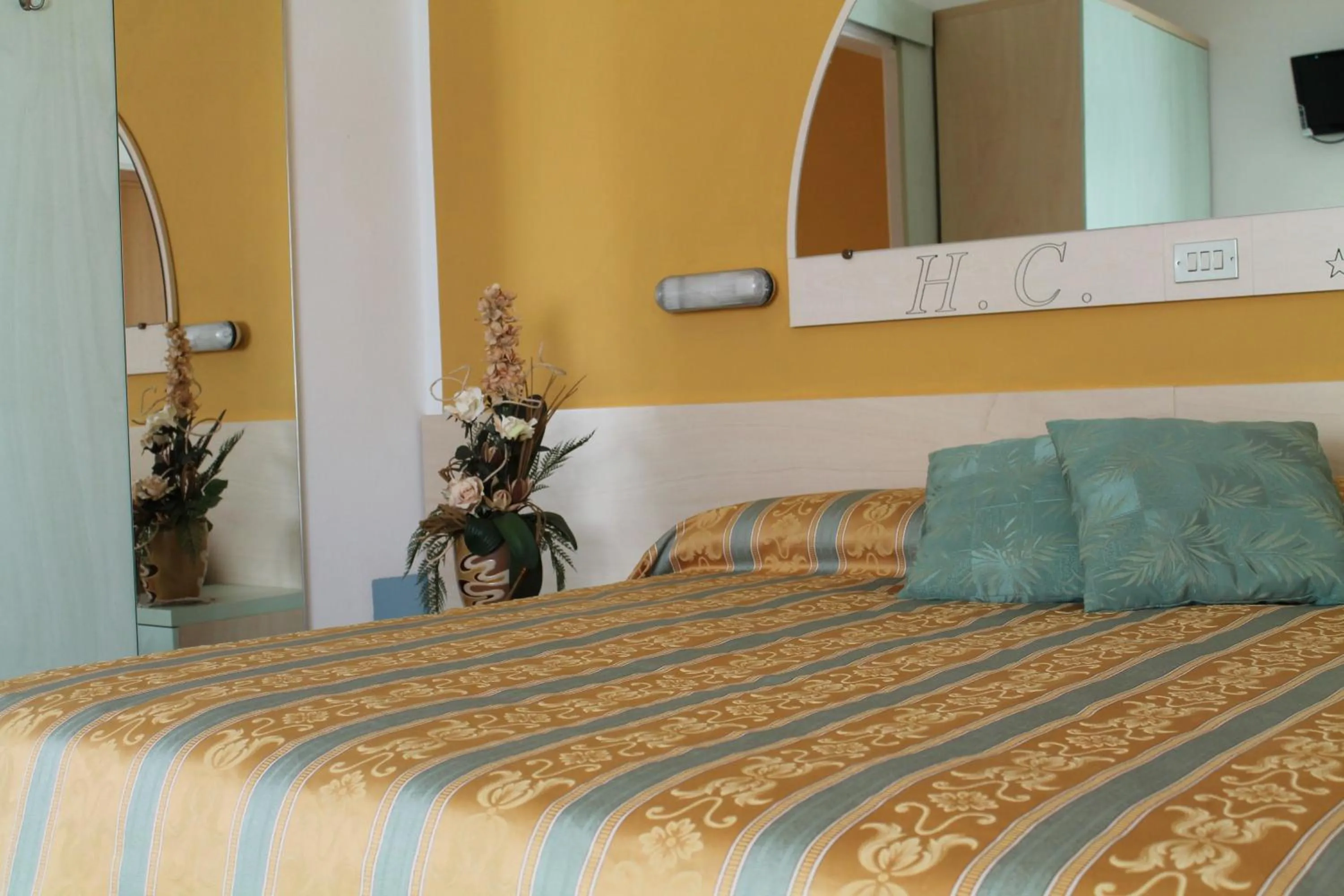 Photo of the whole room, Bed in Hotel Cannes