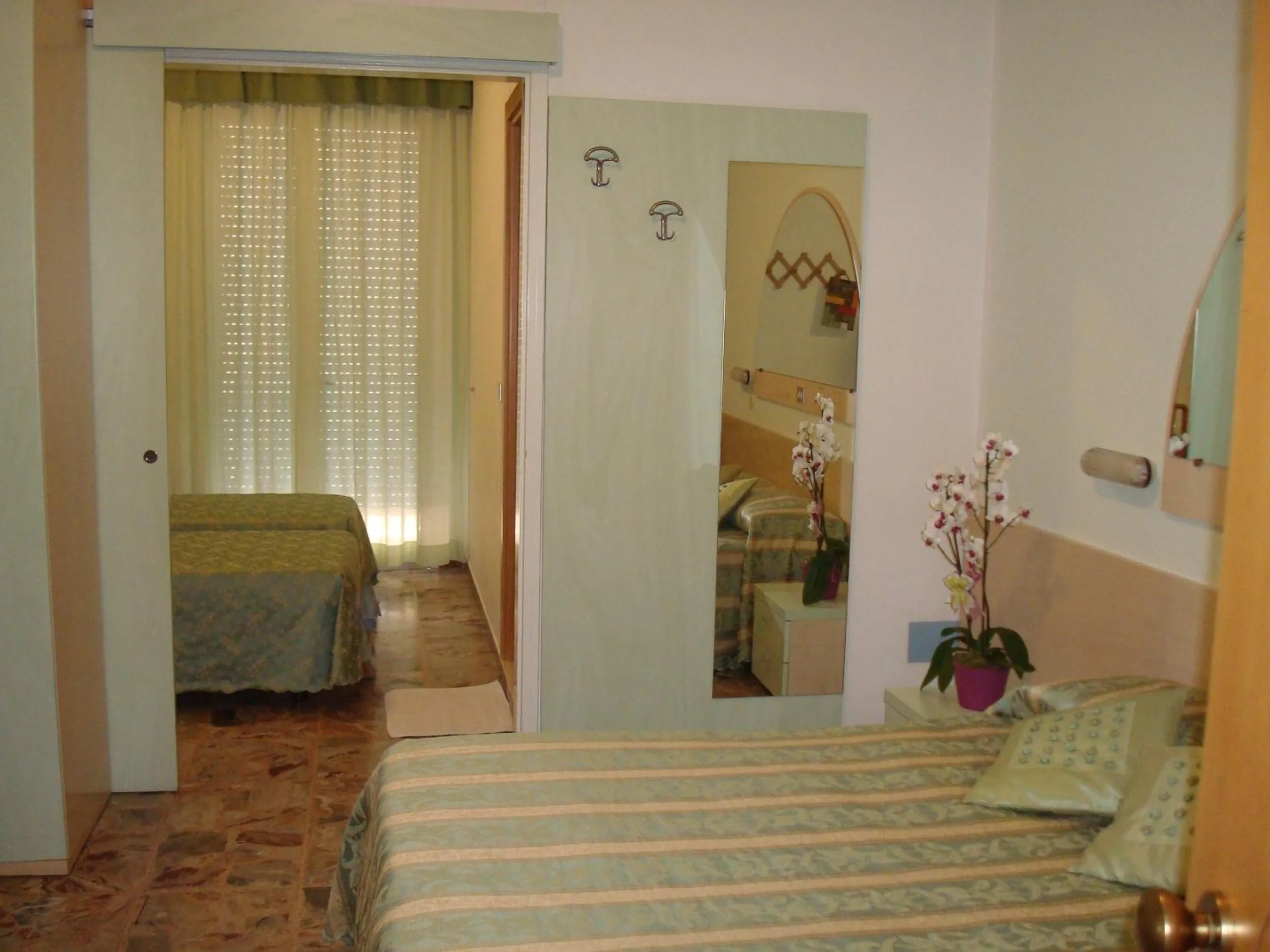 Photo of the whole room, Bed in Hotel Cannes