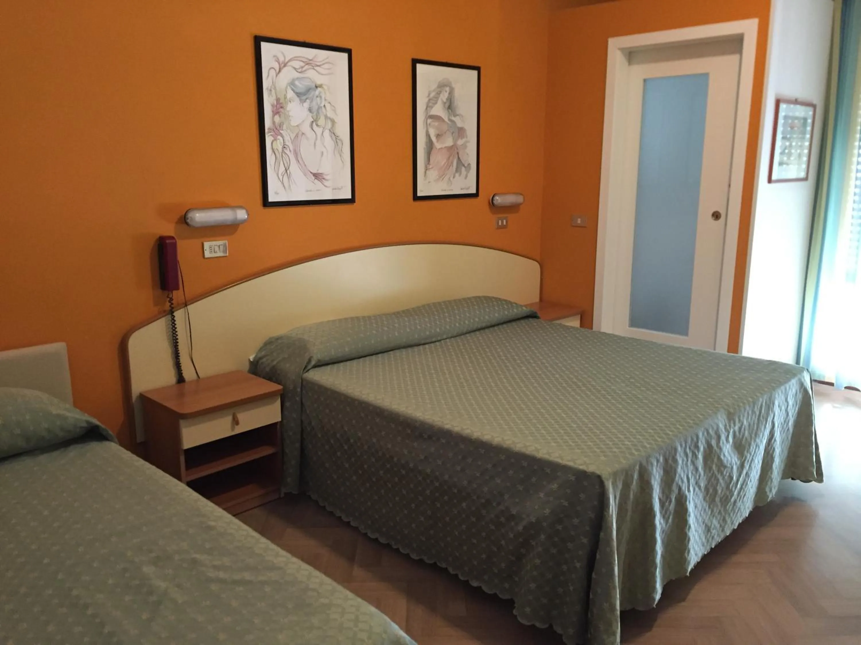 Photo of the whole room, Bed in Hotel Cannes