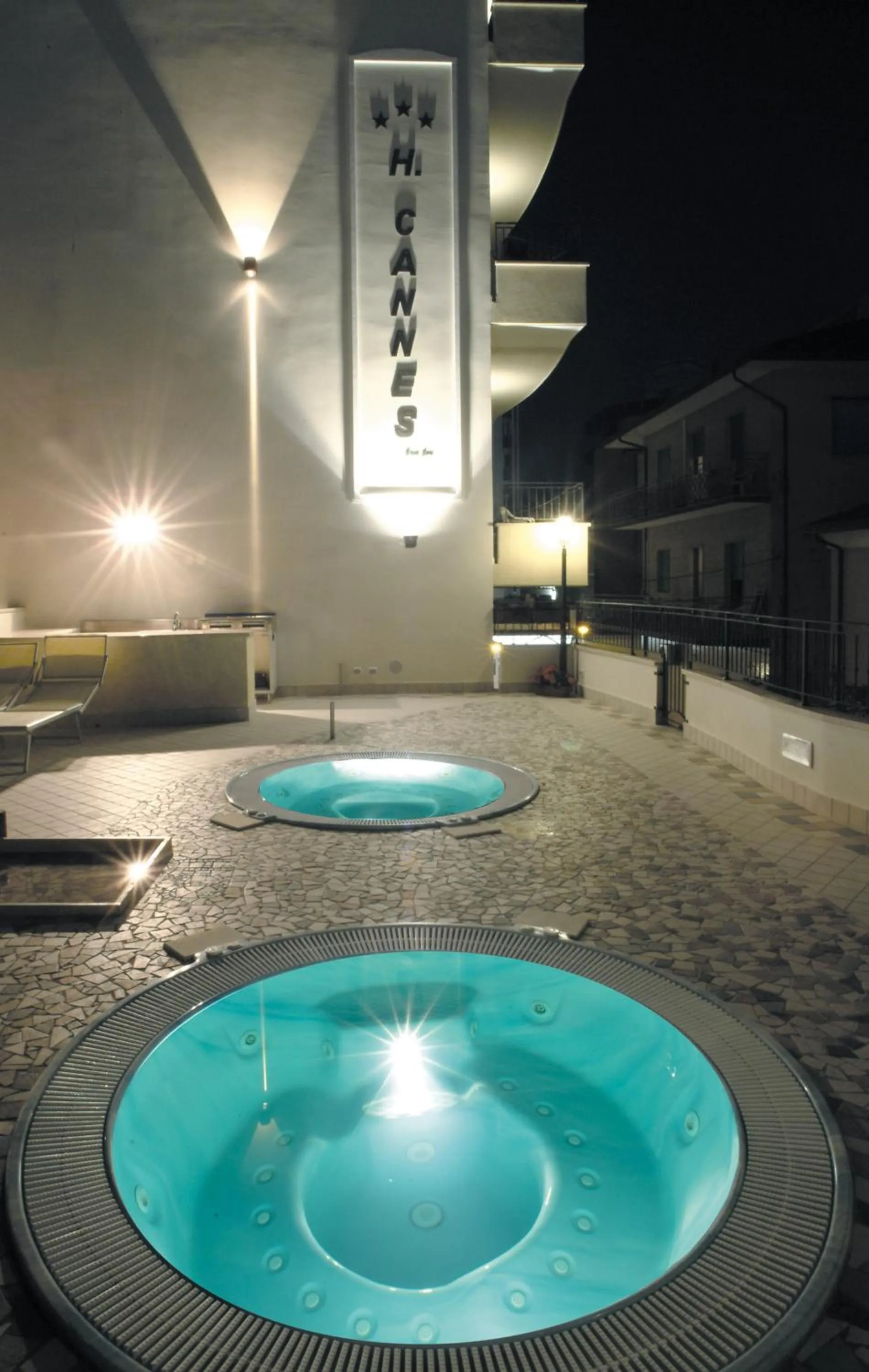 Hot Tub in Hotel Cannes