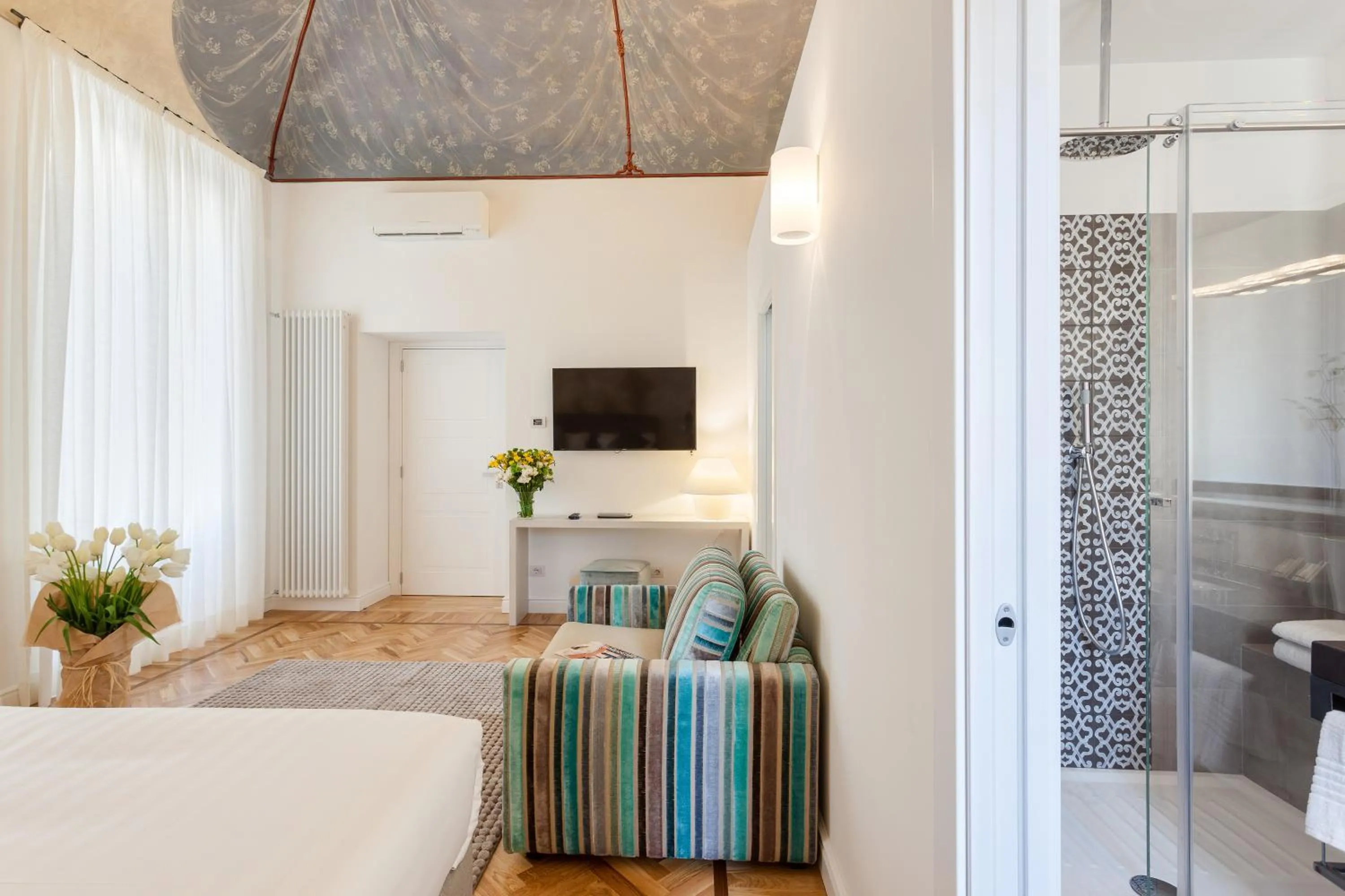 Photo of the whole room in 504 Corso Suites