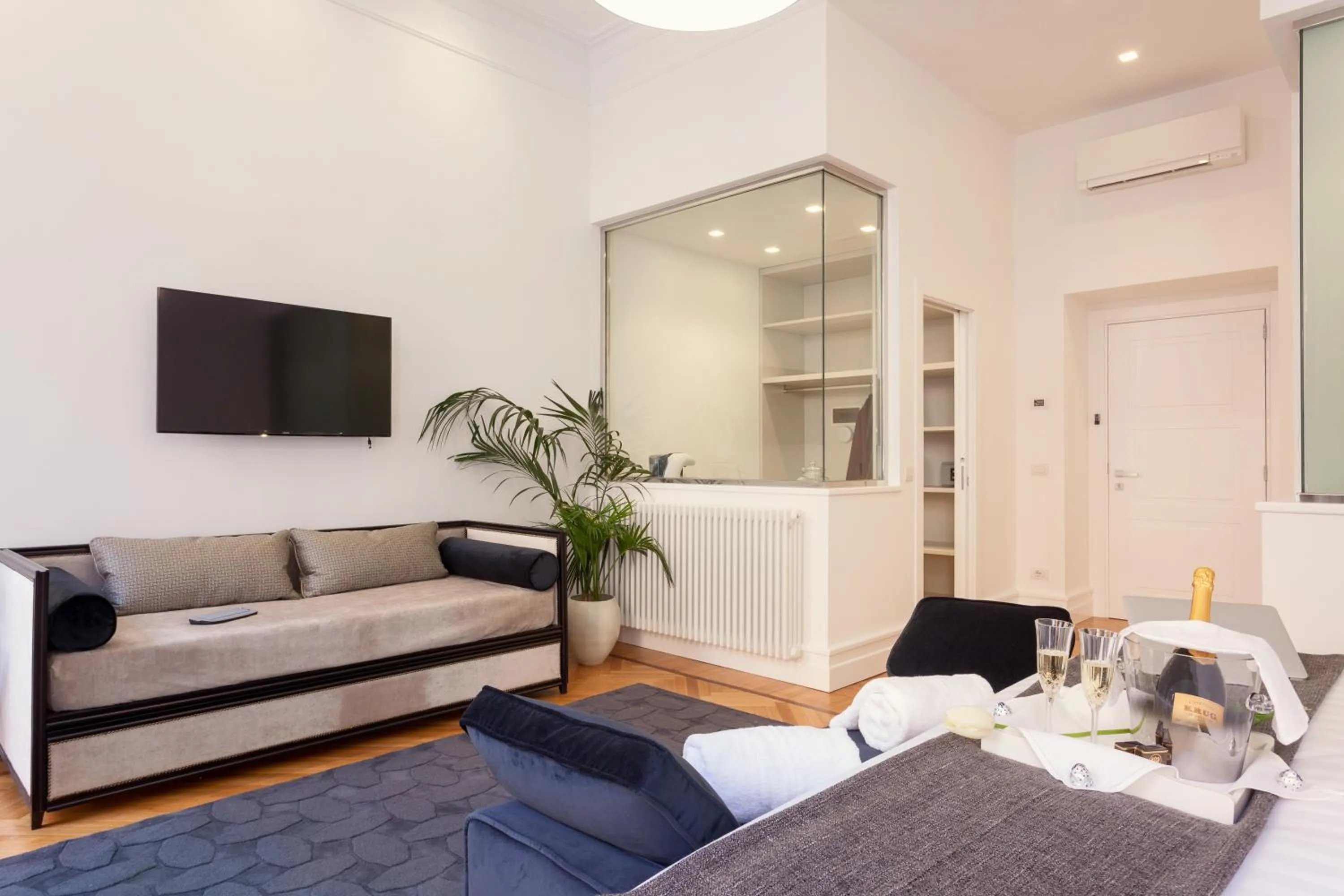 Photo of the whole room in 504 Corso Suites