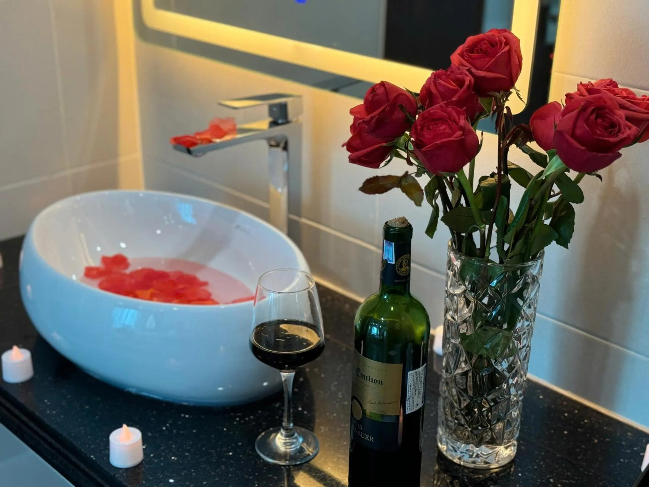 Food and drinks in Luxury Hanoi Hotel