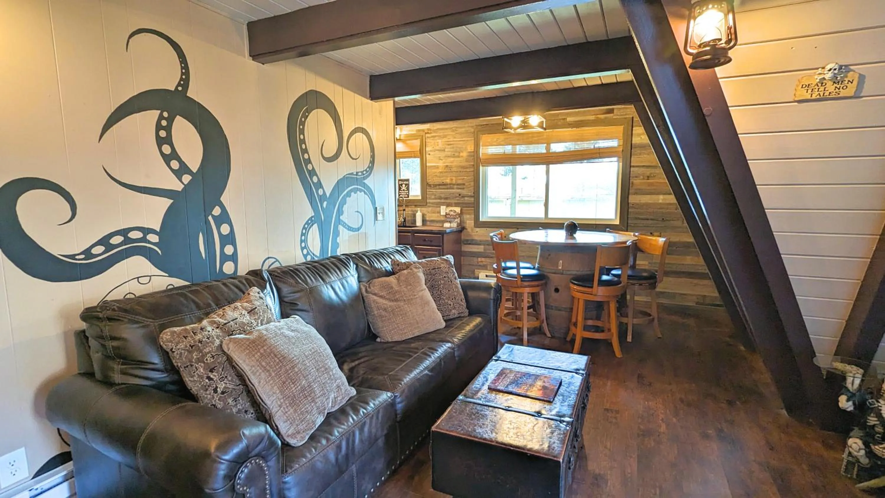 Dining area in Shorebirds Villas