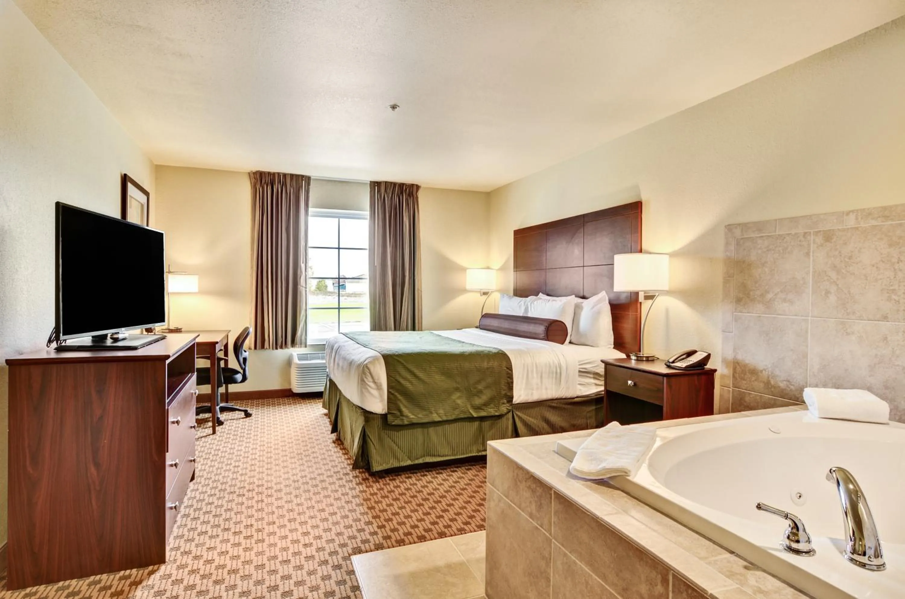 Bed in Cobblestone Inn & Suites - Ambridge