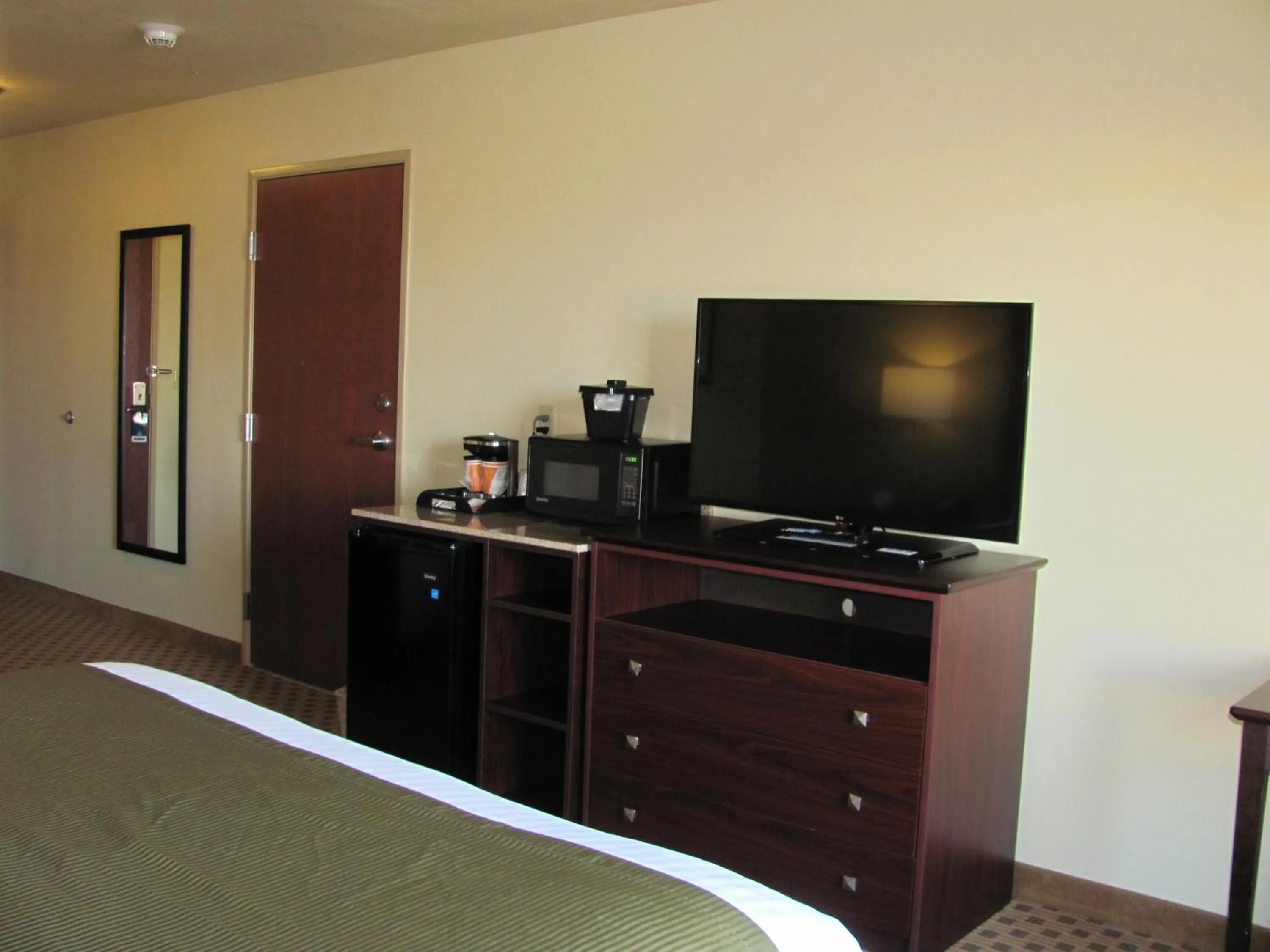 TV and multimedia, Bed in Cobblestone Inn & Suites - Ambridge